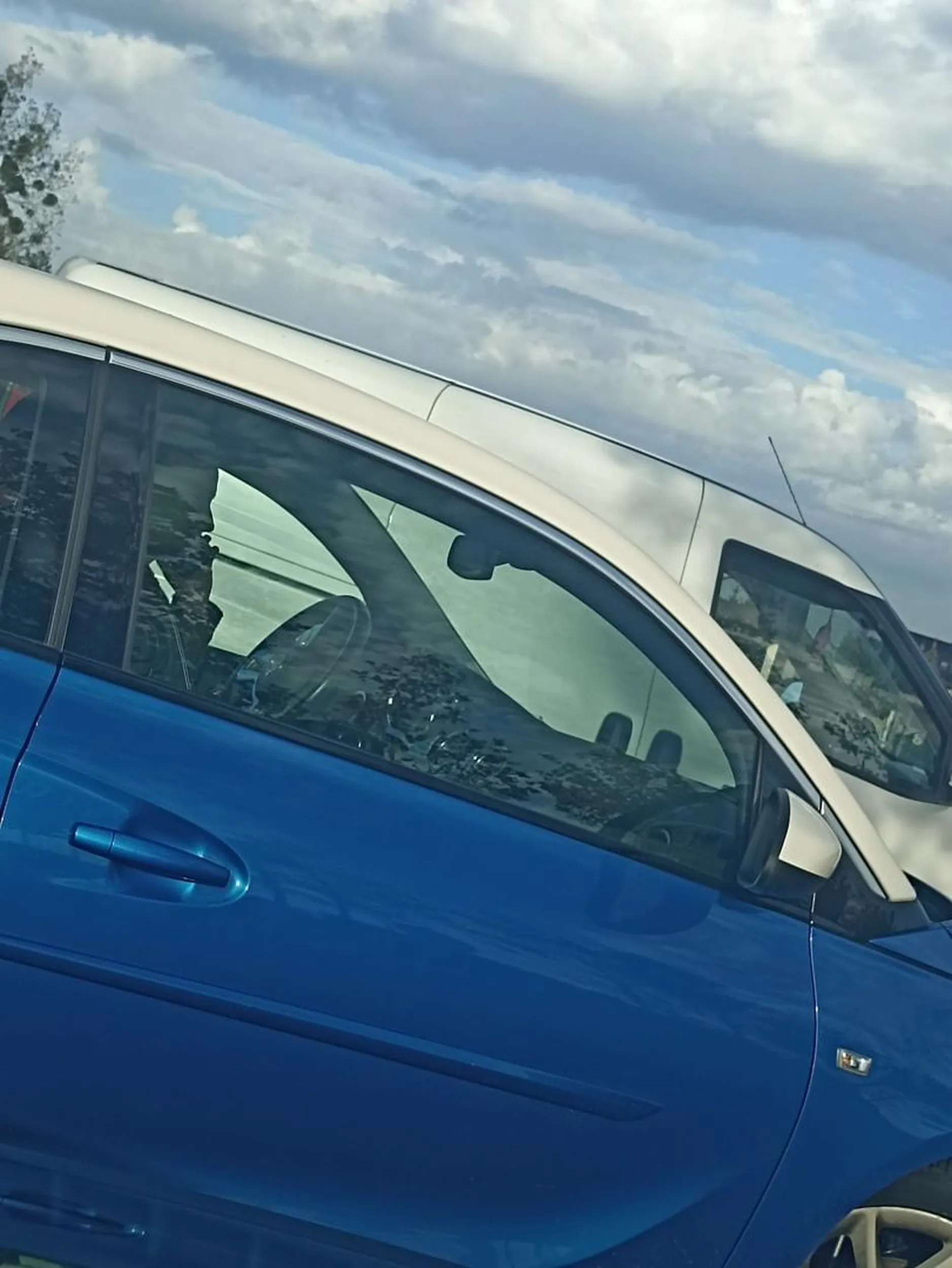 Tępa laska, zajeżdża drogę wyprzedzając na wyjeździe z podporządkowanej nieomal taranując pieszego, którego przepuszczałem i dlatego nie wyjechałem na główną. Przez cały czas rozmawiała przez telefon przy uchu, gratuluję tępoty, oby szybko zabrali jej prawo jazdy, bo rozumu za grosz.