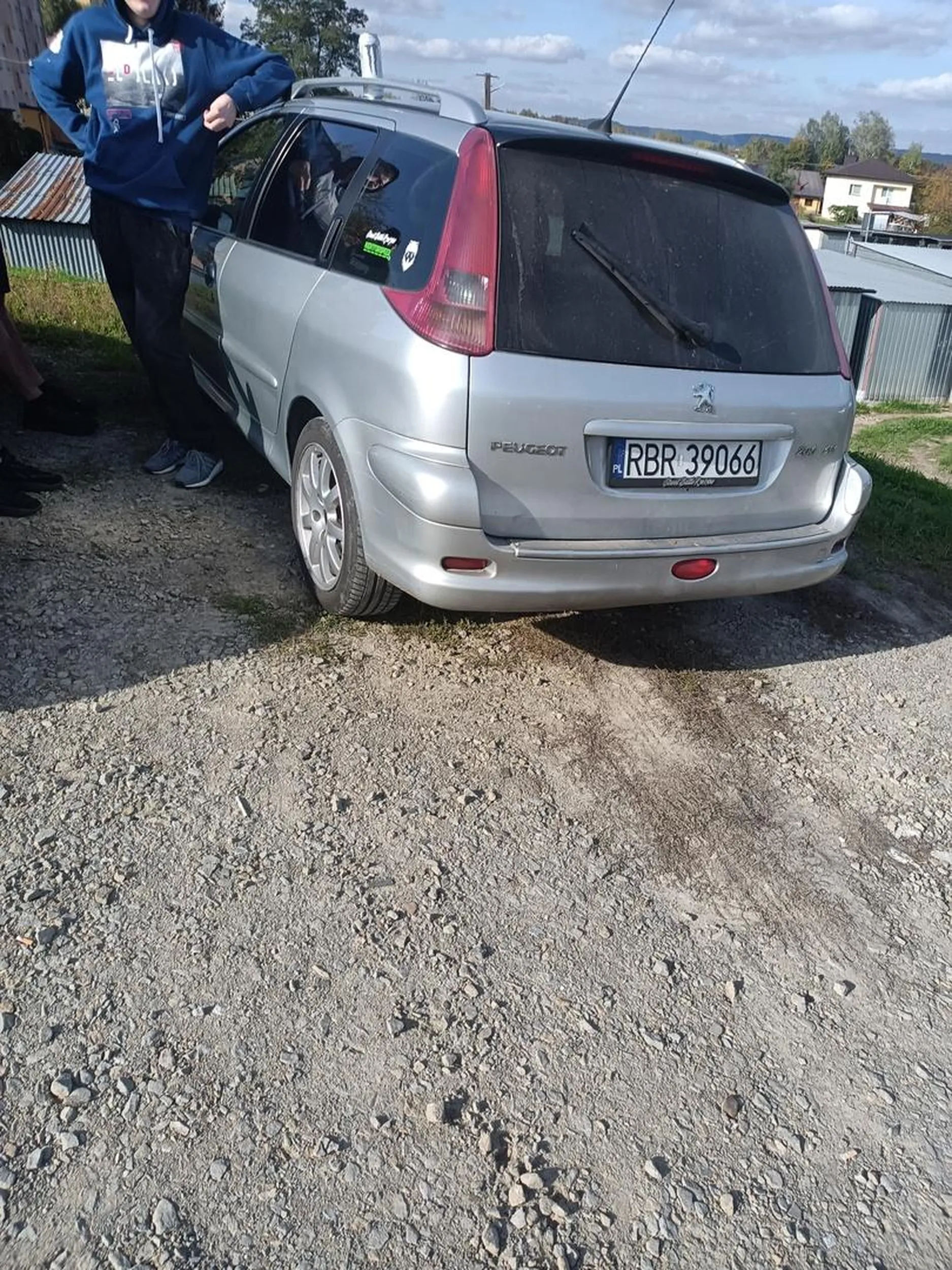 Psychopata napadł na człowieka w aucie