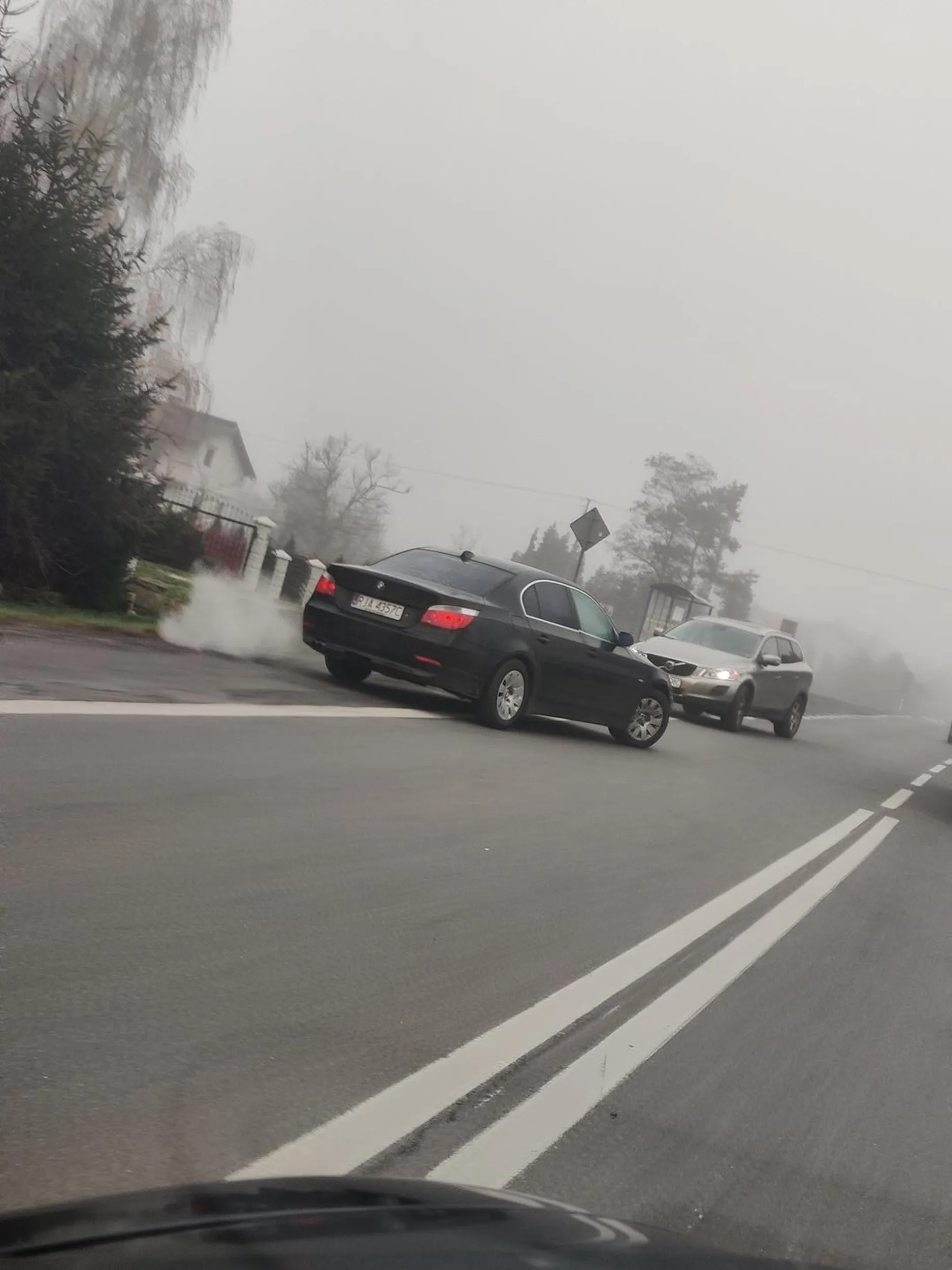 Brawo. Za wyjechanie na przeciwległy pas bez żadnej wiedzy, "czy można" zasługuje na ewidentnie jakąś nagrodę. Gdyby nie reakcja kierowcy Volvo była by "piękna" czołówka.