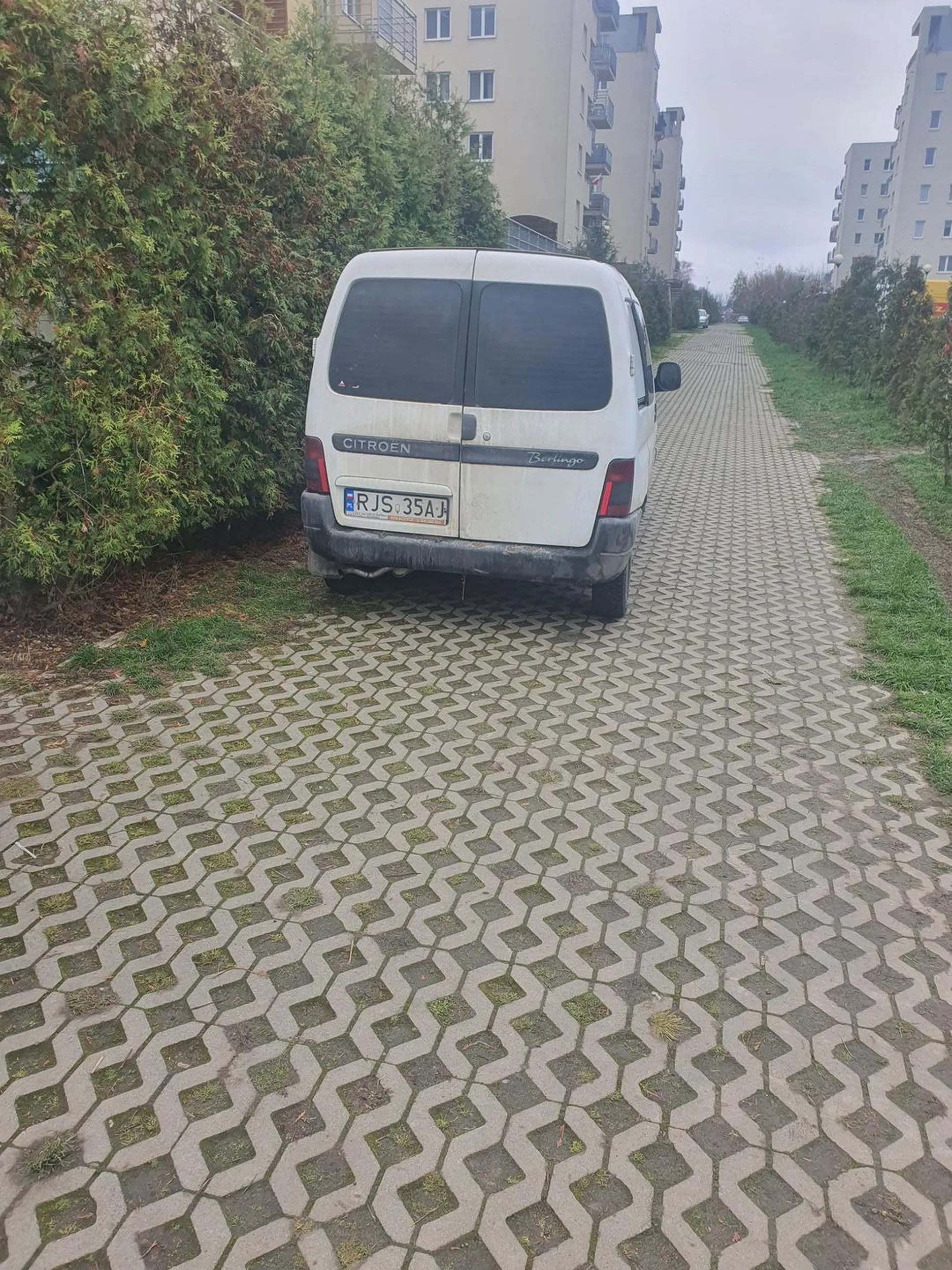 Kolejny "święty" jaślan....... Droga pożarowa i zakaz wjazdu ....