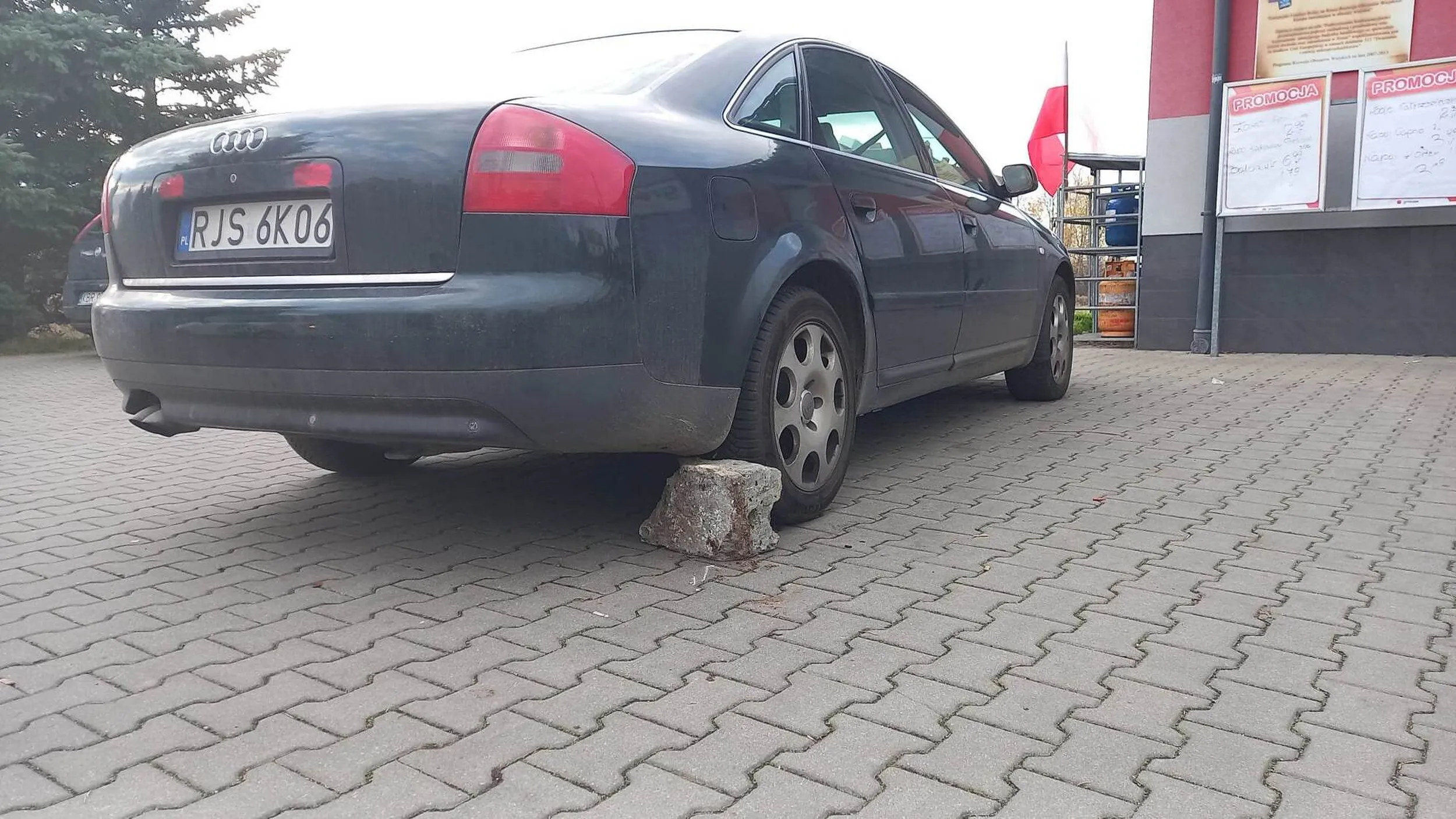 Samochód zostawiony na cegle stał na parkingu 2 tygodnie...