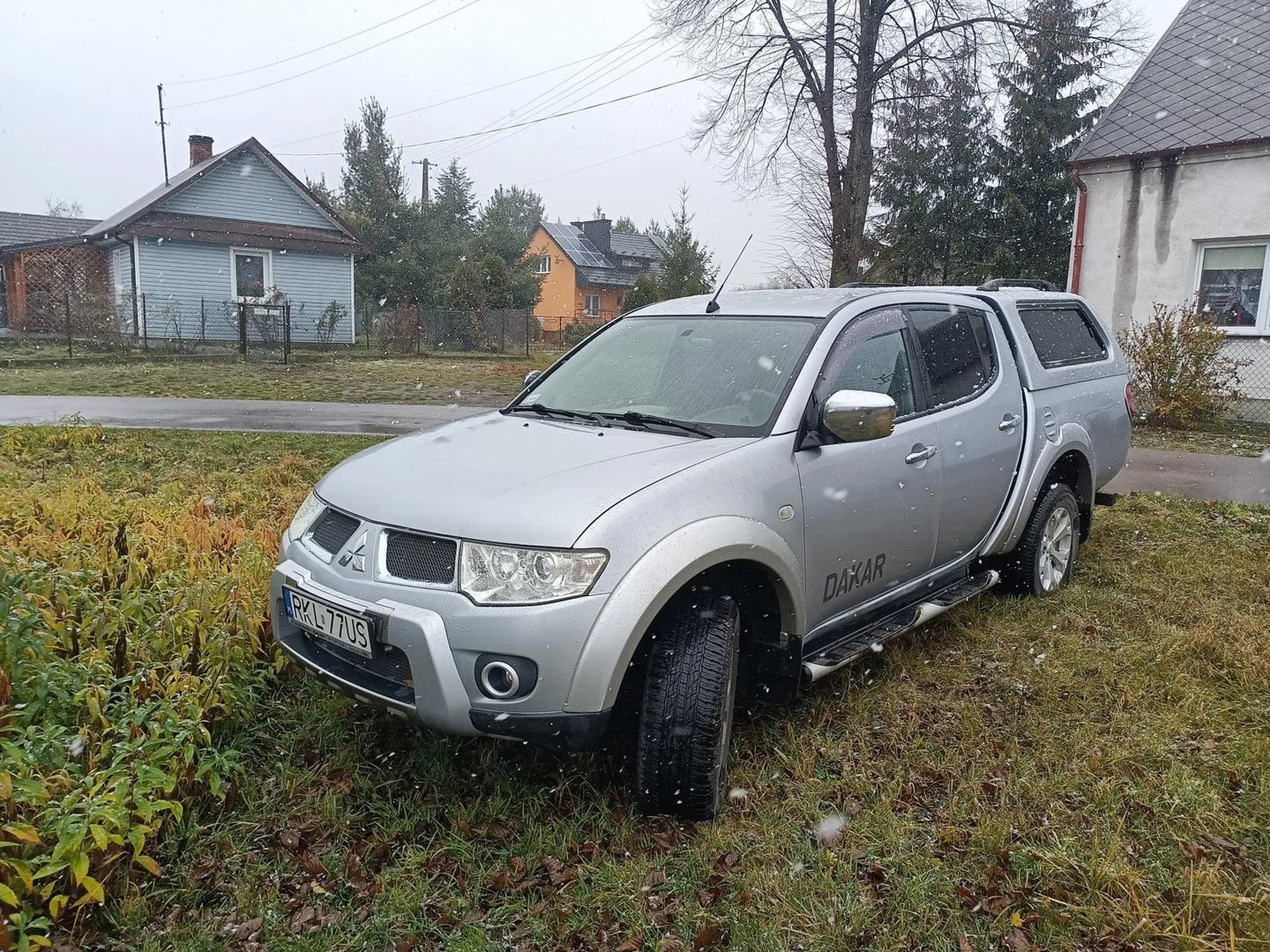 Bezczelny gość podający się za geodetę. Wchodzi na posesje bez uzgodnień z właścicielami podczas kiedy nie ma nikogo w domu, pomimo zamkniętych bram, ostrzeżeń o psach. Nie chce się przedstawić, twierdzi, że on nie musi, nie podpierając się żadnymi dokumentami. Takie argumenty ma obecnie każdy złodziej. Dzwonić na 112! Przy obecnej skali oszustów nikomu nie można wierzyć na słowo.