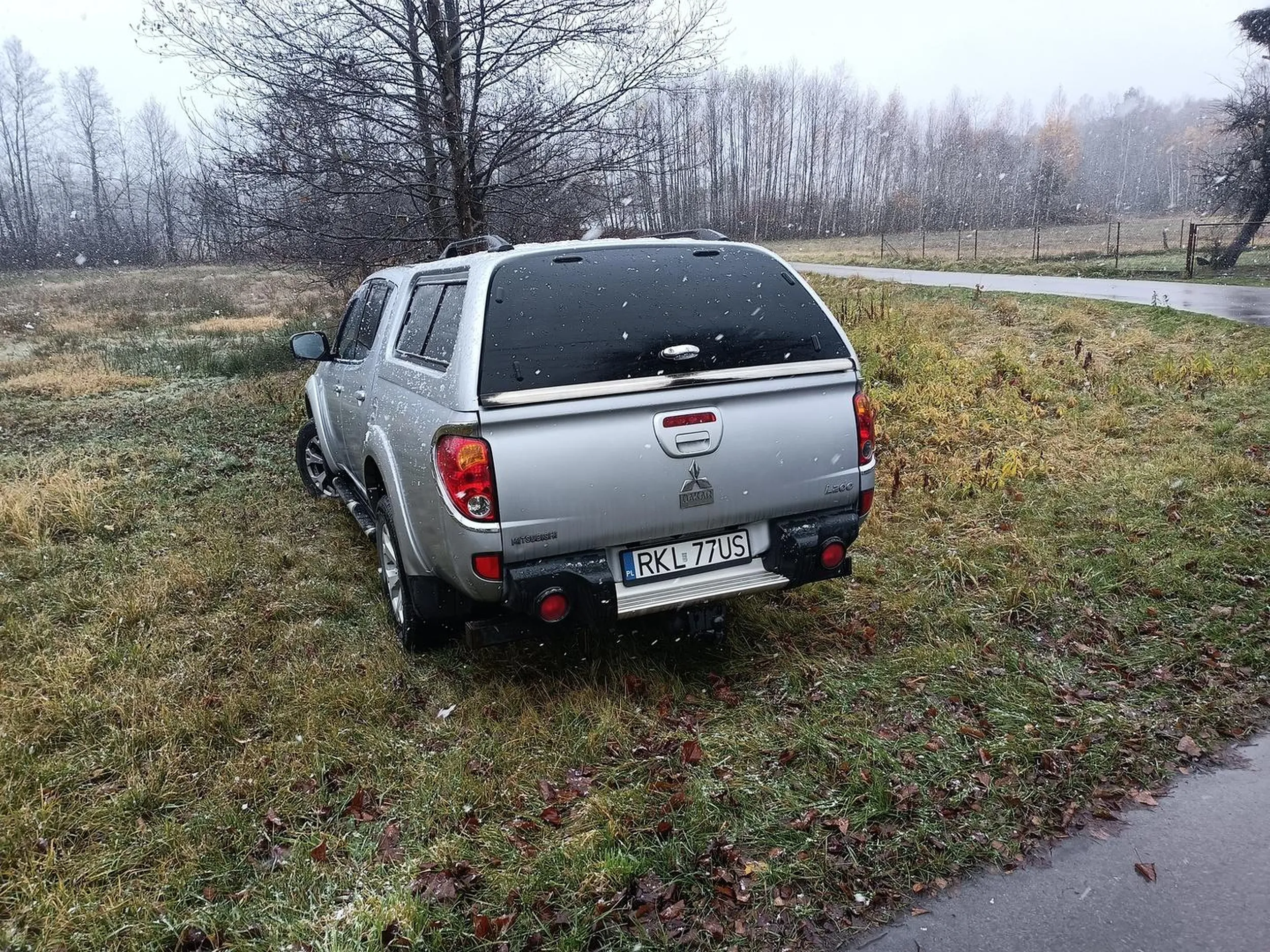 Bezczelny gość podający się za geodetę. Wchodzi na posesje bez uzgodnień z właścicielami podczas kiedy nie ma nikogo w domu, pomimo zamkniętych bram, ostrzeżeń o psach. Nie chce się przedstawić, twierdzi, że on nie musi, nie podpierając się żadnymi dokumentami. Takie argumenty ma obecnie każdy złodziej. Dzwonić na 112! Przy obecnej skali oszustów nikomu nie można wierzyć na słowo.