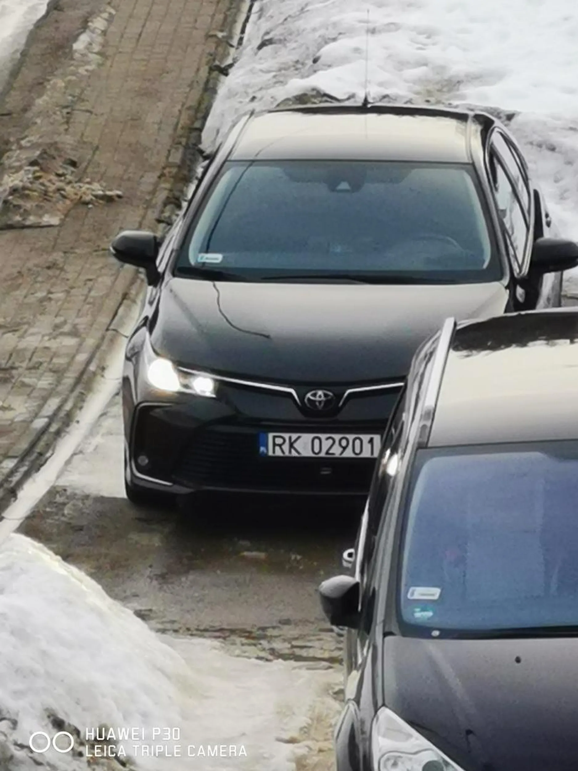 Czarna toyota nie oznakowany pojazd KPP Brzozów.