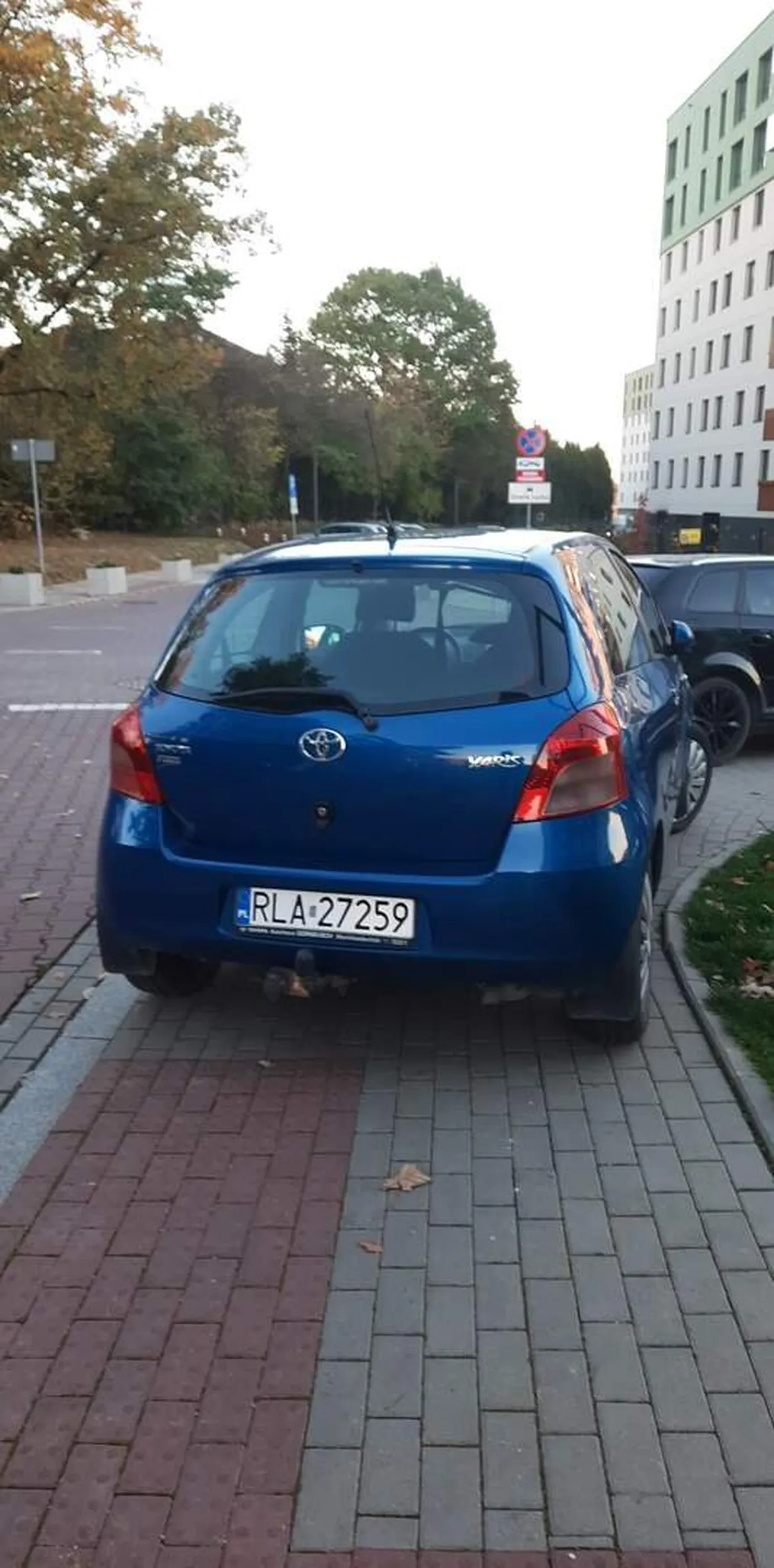Proszę Państwa o pozostawianie pojazdu w taki sposób, aby nie powodować niedogodności dla pieszych.