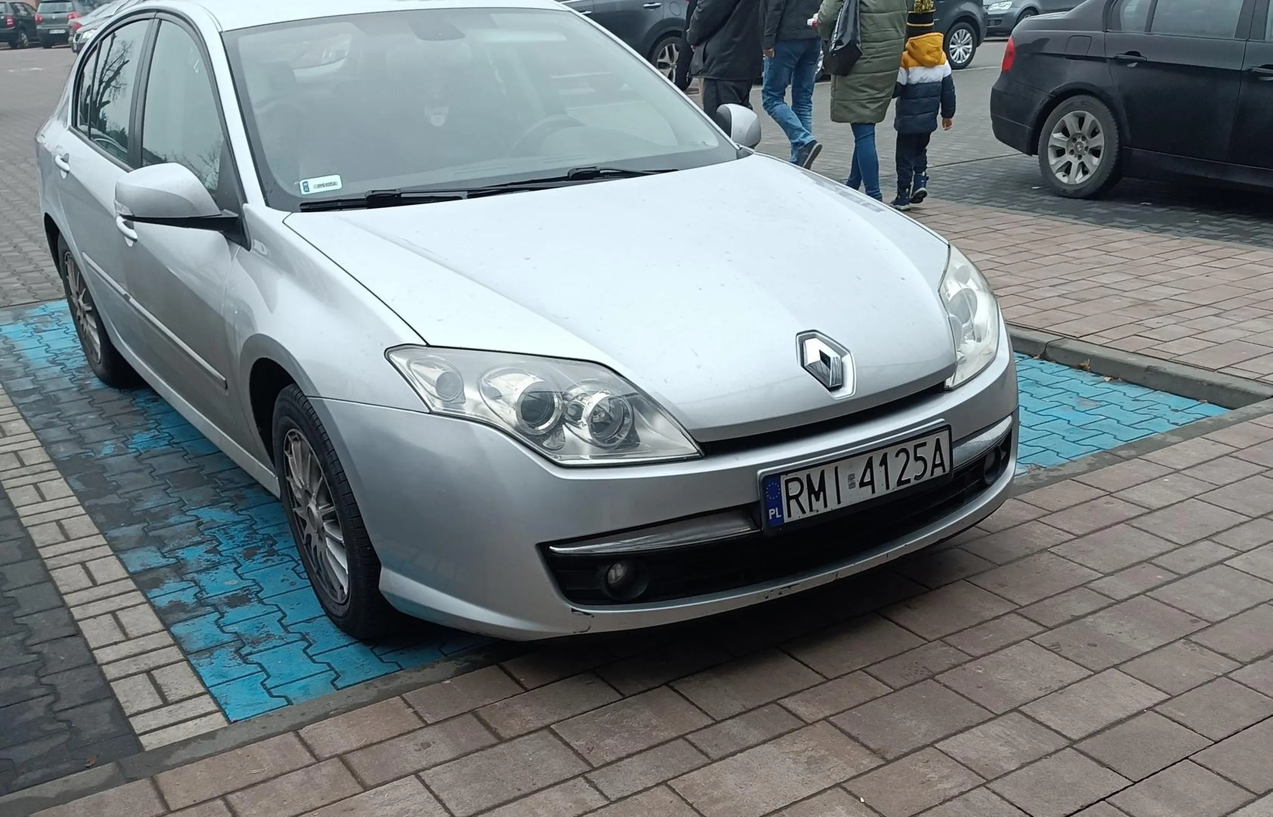 Nie pozdrawiam, Pana "Cwaniaczka", który w sobotę podjechał pod Action w Mielcu, zostawił "dziunię" w aucie i nie gasząc silnika poszedł sobie na zakupy. Renówka na miejscu dla inwalidów bez wystawionego pozwolenia za szybą. Niech się ten Pan dopyta, bo zdaje się, że "żółte papiery" nie uprawniają do niebieskiego miejsca parkingowego.