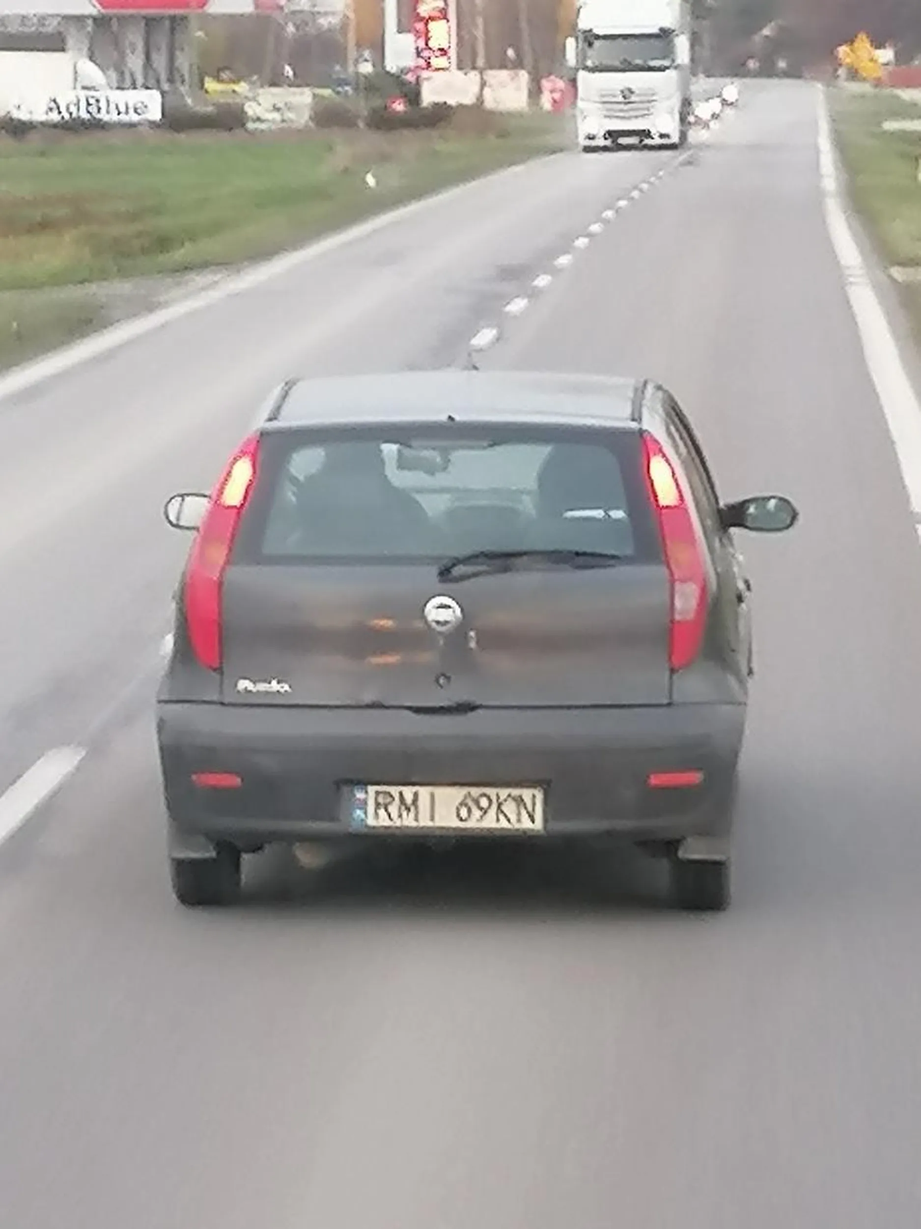 UWAGA na ten pojazd, porusza się tym autem najprowdopodniej policjant i nagrywa innych uczestników ruchu drogowego.