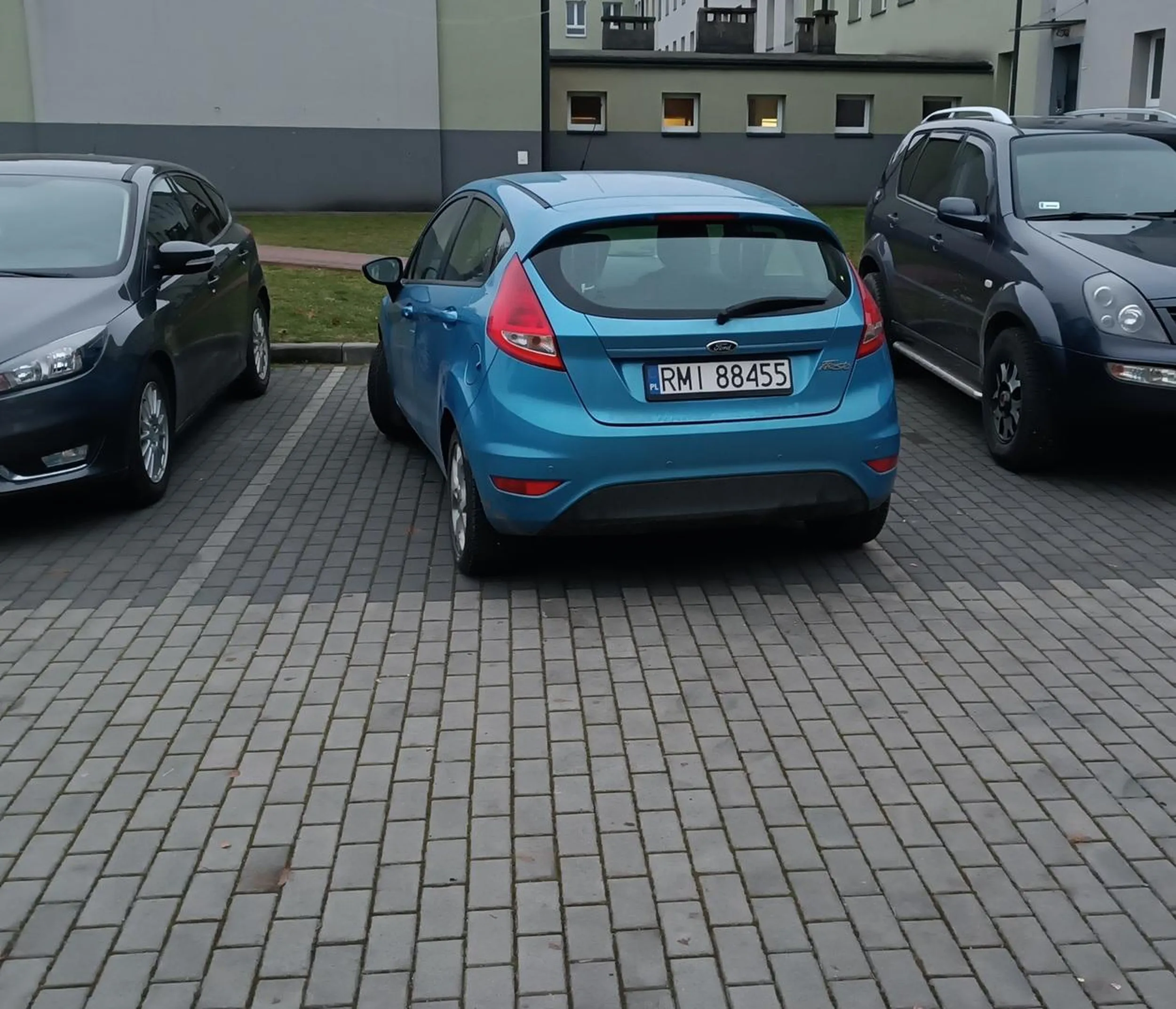 Pozdrawiam Panią, która mimo nie dużego autka, prawie zmieściła się w liniach na parkingu pod jadłodajnią IMPULS. Kocham takich kierowców...