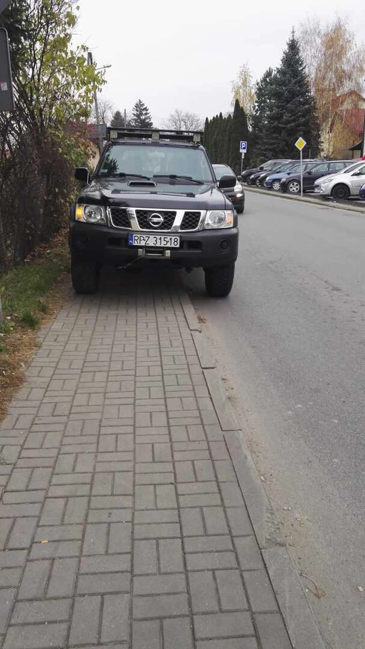 Kierowca parkuje na całej szerokości chodnika i idzie na zakupy do sklepu, tym samym uniemożliwia przejście pieszym nie wspominając o matkach z wózkiem.