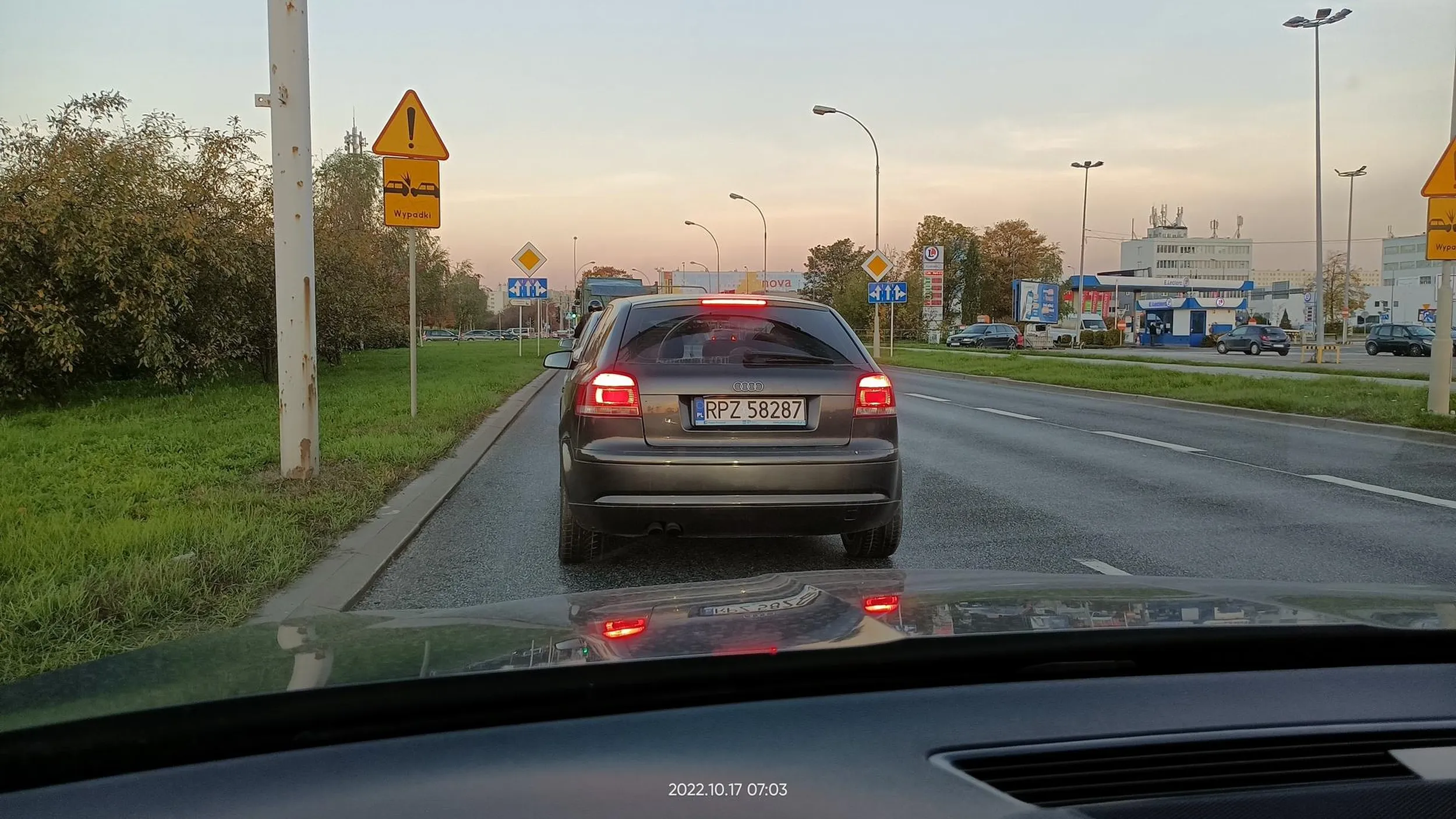 Naucz się zmieniać pas ruchu capie. Jak nie wiesz, gdzie z tyłu Ci się fura kończy, to się na rower przesiądź.