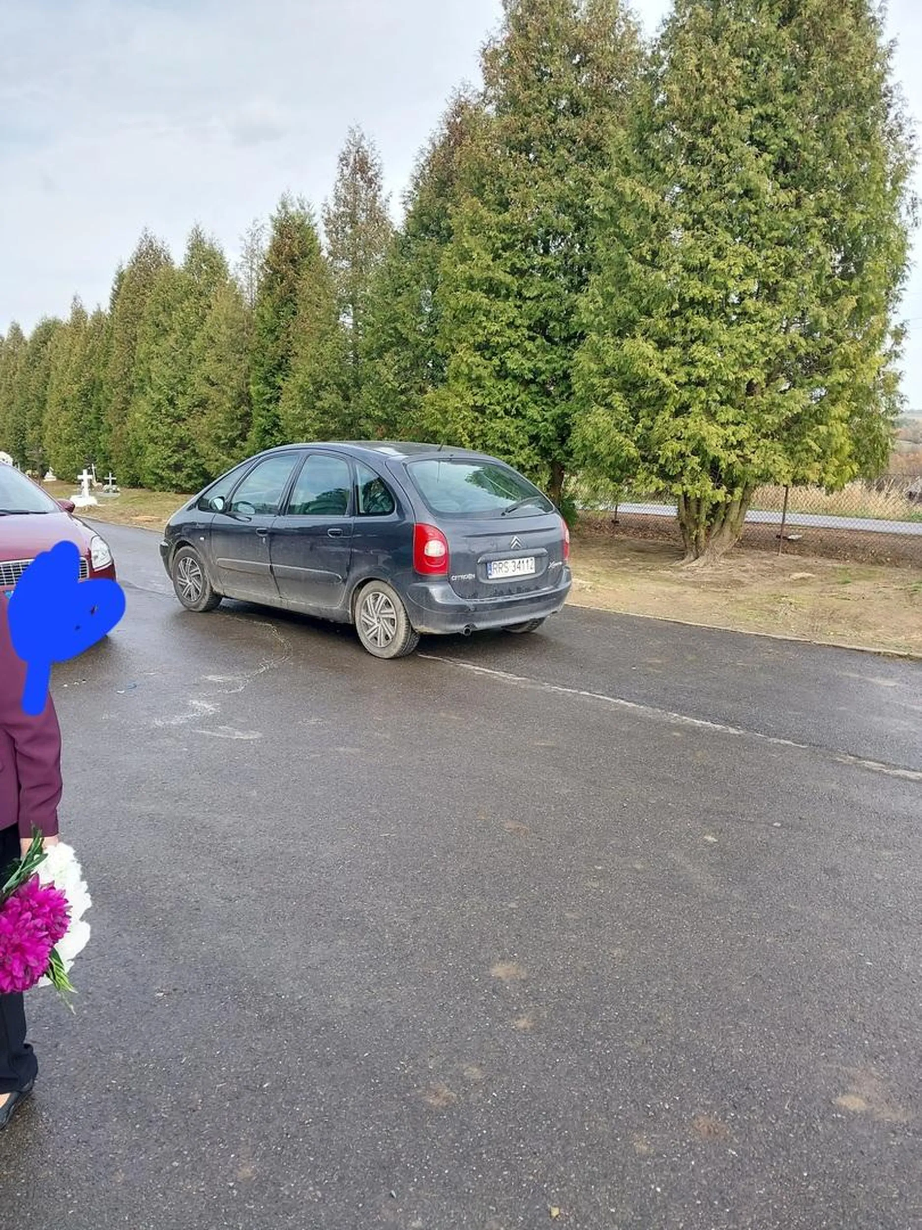Parkuje jak P***a blokując przejazd przez cmentarz w Brzezinach, gdzie nie ma możliwości zawrócenia.