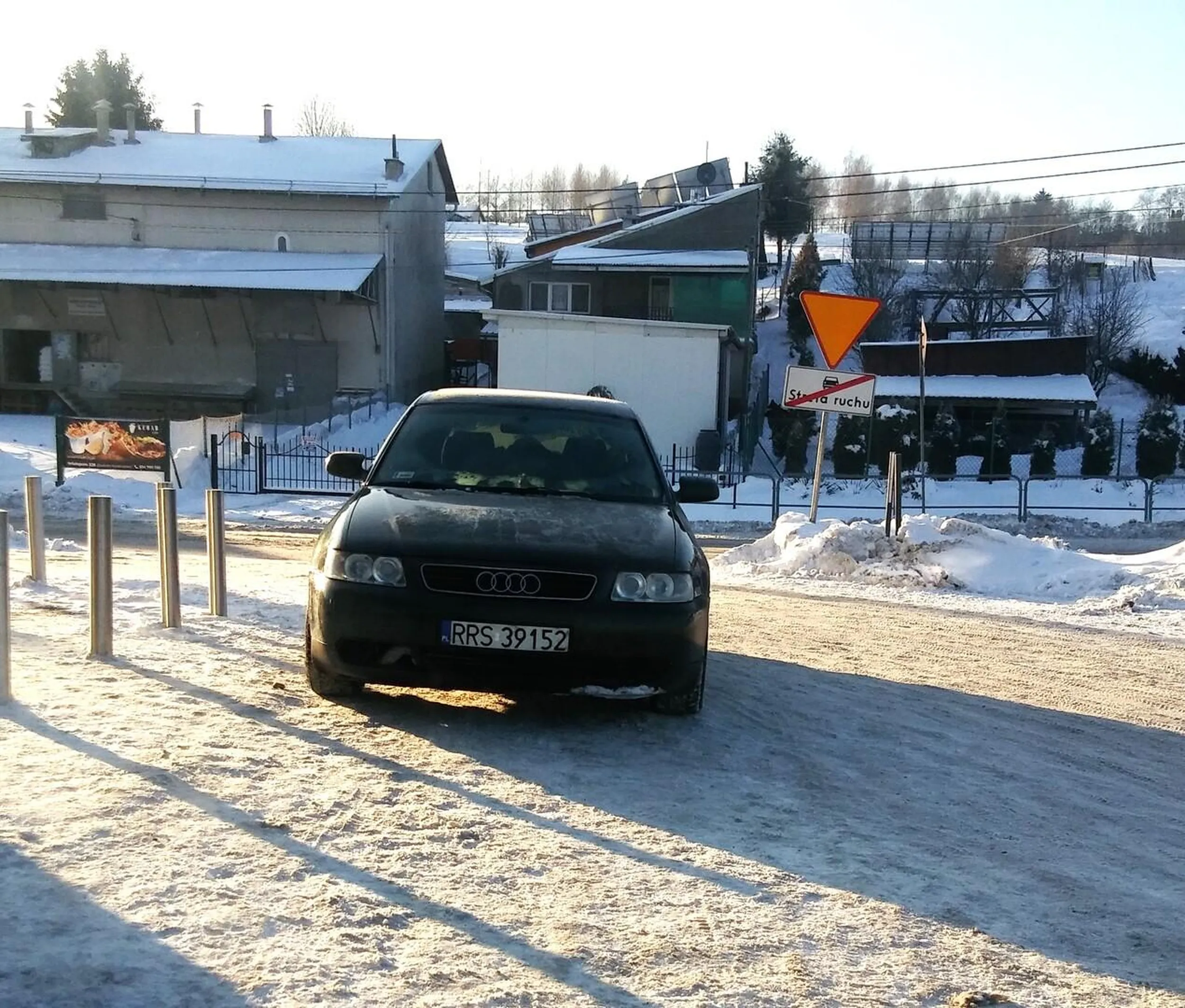 Pół parkingu puste ale nie bo pod samym wejściem trzeba zaparkować...