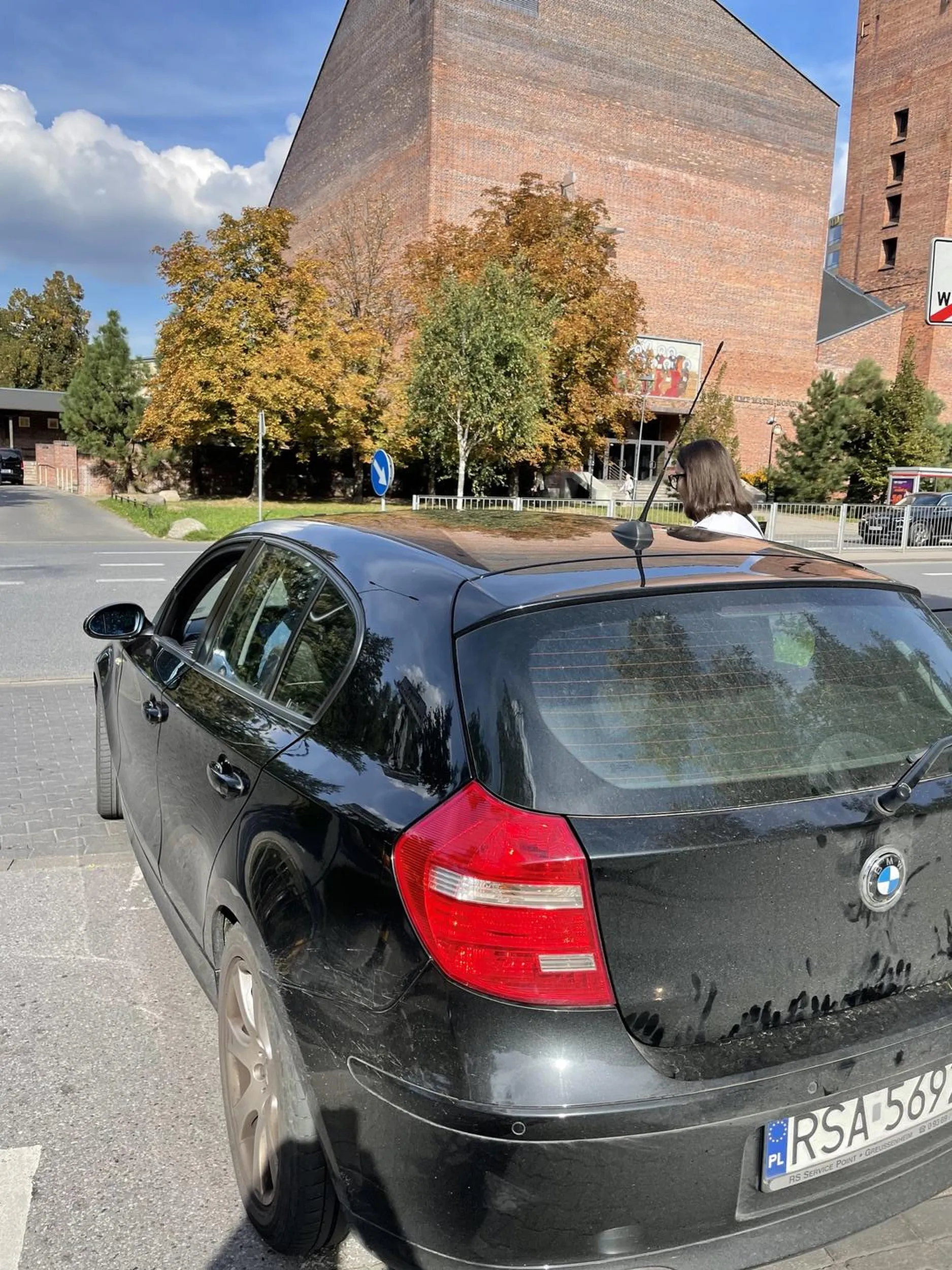 Kierowca zatarasował ścieżkę rowerowa raptownie blokując przejazd rowerzyście który lekko uderzył w drzwi auta. Kierowca zwyzywał go i groził pobiciem. Współpasażera szarpała rowerzystę za koszulkę