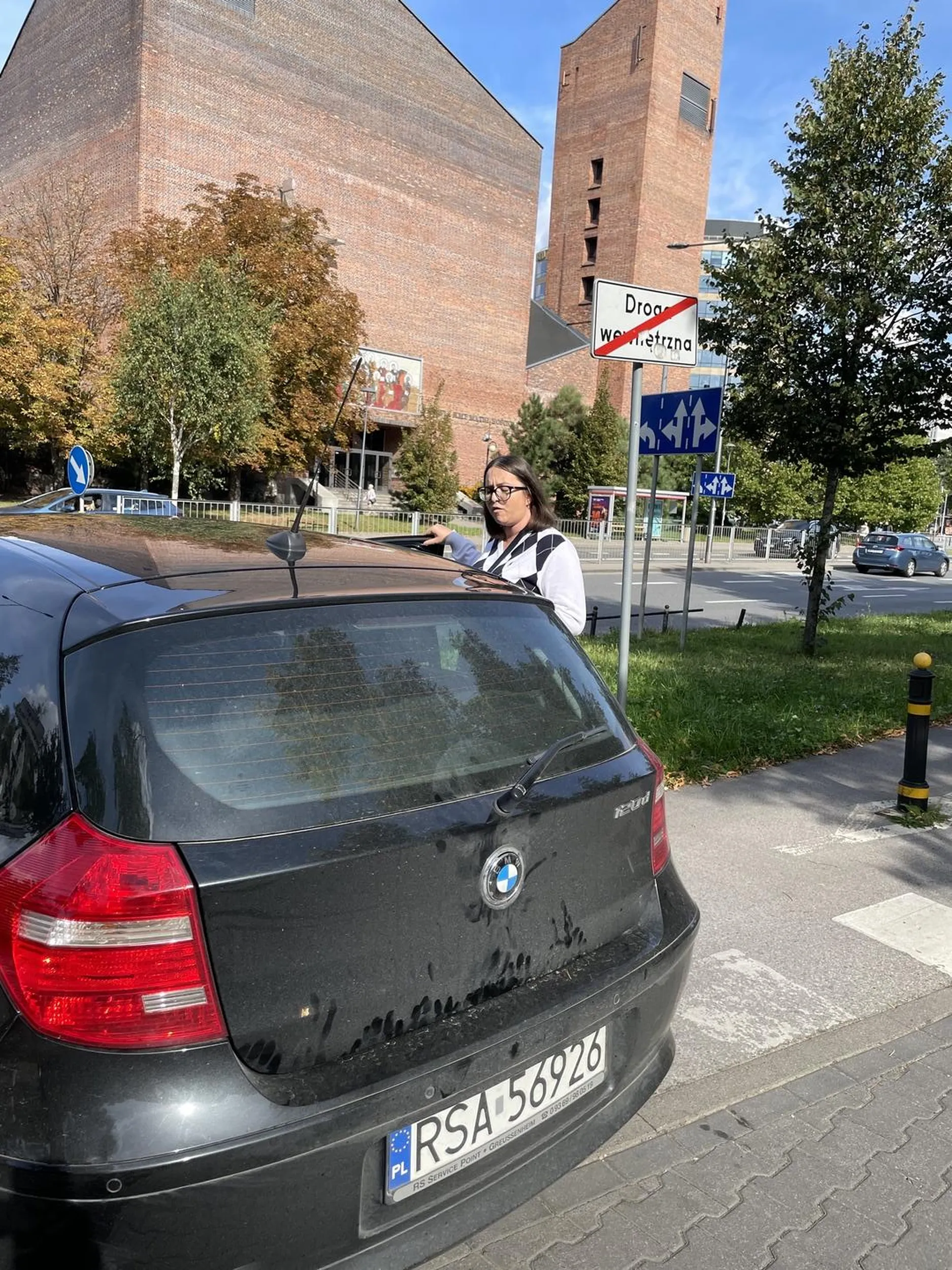 Kierowca zatarasował ścieżkę rowerowa raptownie blokując przejazd rowerzyście który lekko uderzył w drzwi auta. Kierowca zwyzywał go i groził pobiciem. Współpasażera szarpała rowerzystę za koszulkę