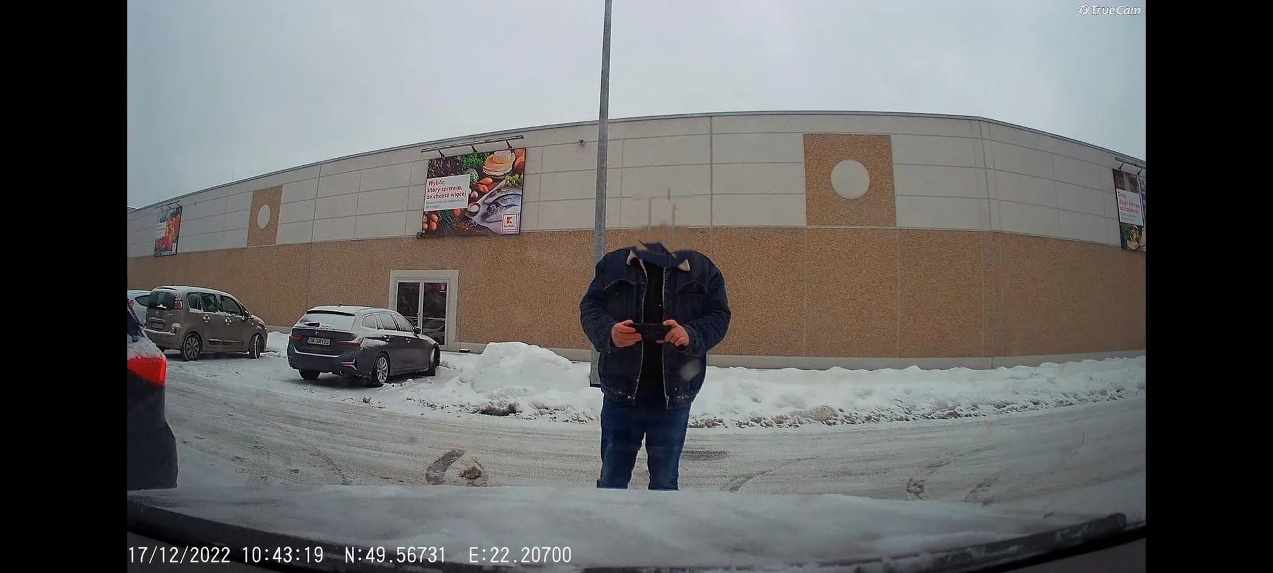 Po zaparkowaniu i zostawieniu prawie metra odstępu kierowca samochodu obok miał do mnie problemy. Pokazałem mu, że sam bez problemu jestem w stanie wysiąść i jeszcze jest sporo zapasu (mimo, że mam kilkanaście nadmiarowych kg). Dopiero gdy zostawiłem 1,5m odstępu to kierowca był w stanie wejść do swojego samochodu. Oczywiście dalej miał jakieś problemy, a dalsza dyskusja była bezcelowa więc z braku czasu zakończyłem rozmowę jednym słowem po czym odwróciłem się i zobaczyłem, że robi zdjęcie mojej rejestracji. Widocznie nie zauważył, że jest odpalona kamerka. Polecam na przyszłość nauczenia się wsiadania do auta jeśli drzwi nie otwierają się na całą szerokość, ponieważ następnym razem będzie to potrzebne.