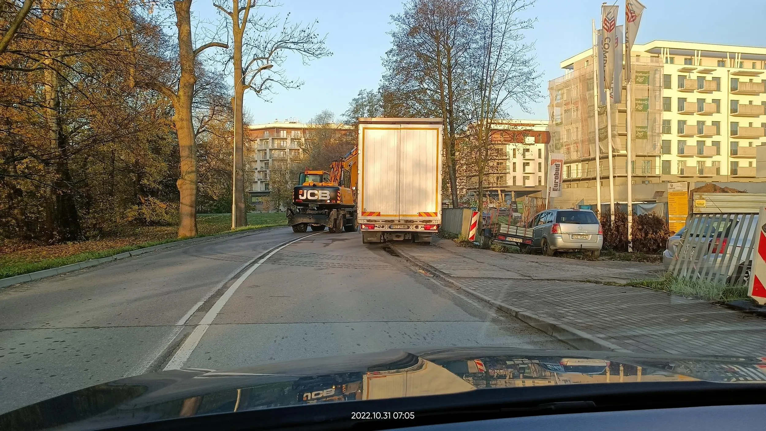 Parkowanie na chodniku, na podwójnej ciągłej, na łuku drogi. O operatorze koparki wymuszającym pierwszeństwo przez takie parkowanie też warta wspomnieć. Kierowcy z naprzeciwka mieli niemiłą niespodziankę.