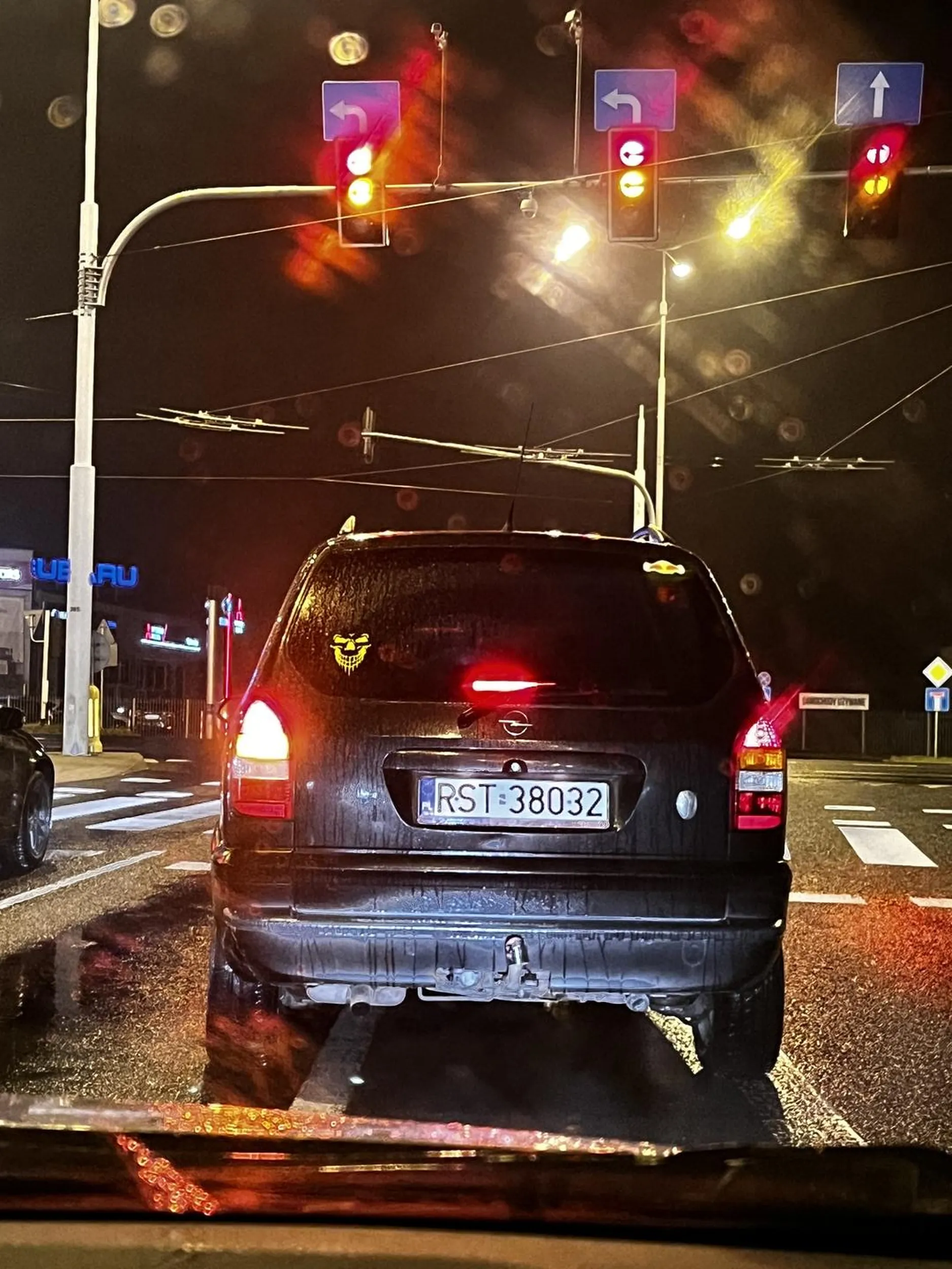 kierowca z prawego pasa jedzie na nasz pas bez włączania kierunkowskazu prawie wjeżdżając w nasze auto