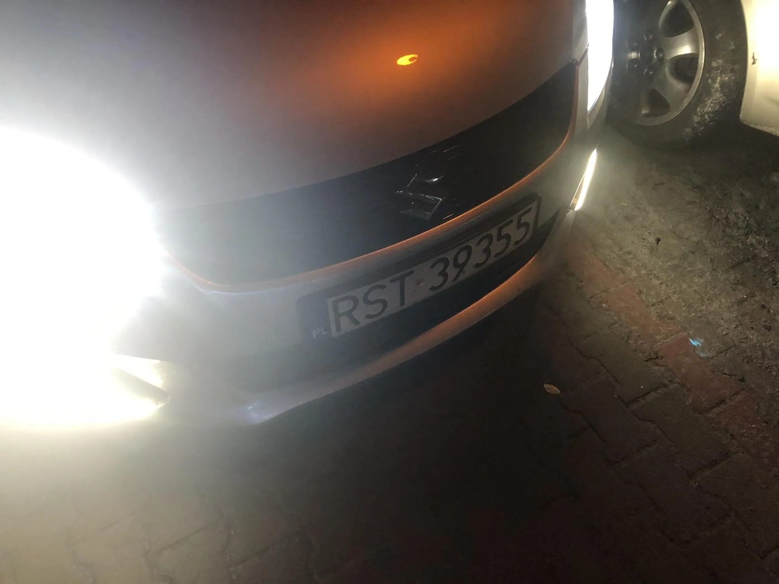 Agresywny chłop, jeździ po chodniku. Wysiadł i fizycznie spycha pieszych.