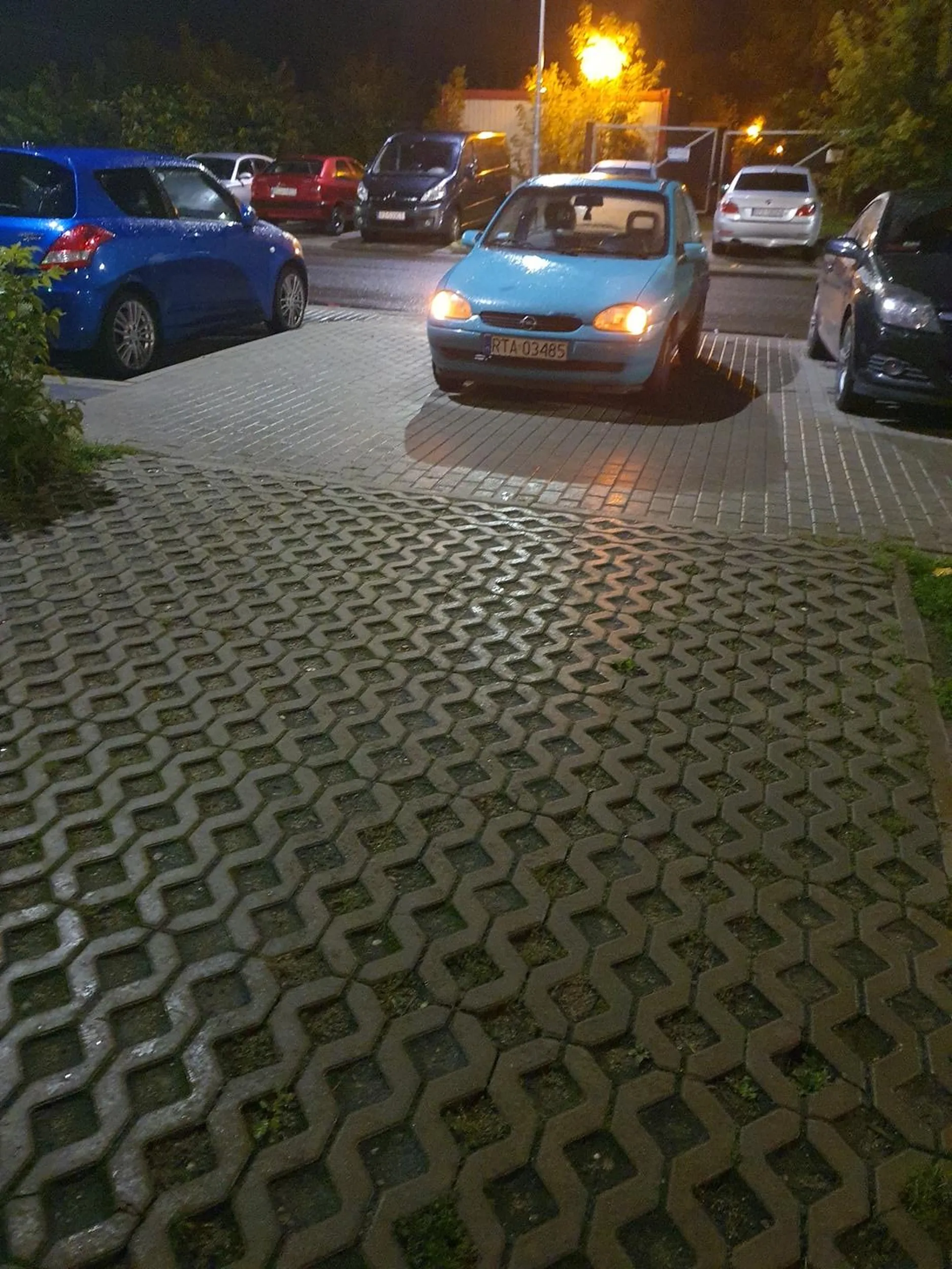 Awaryjne nie uprawniają cię do stawania na drodze pożarowej........