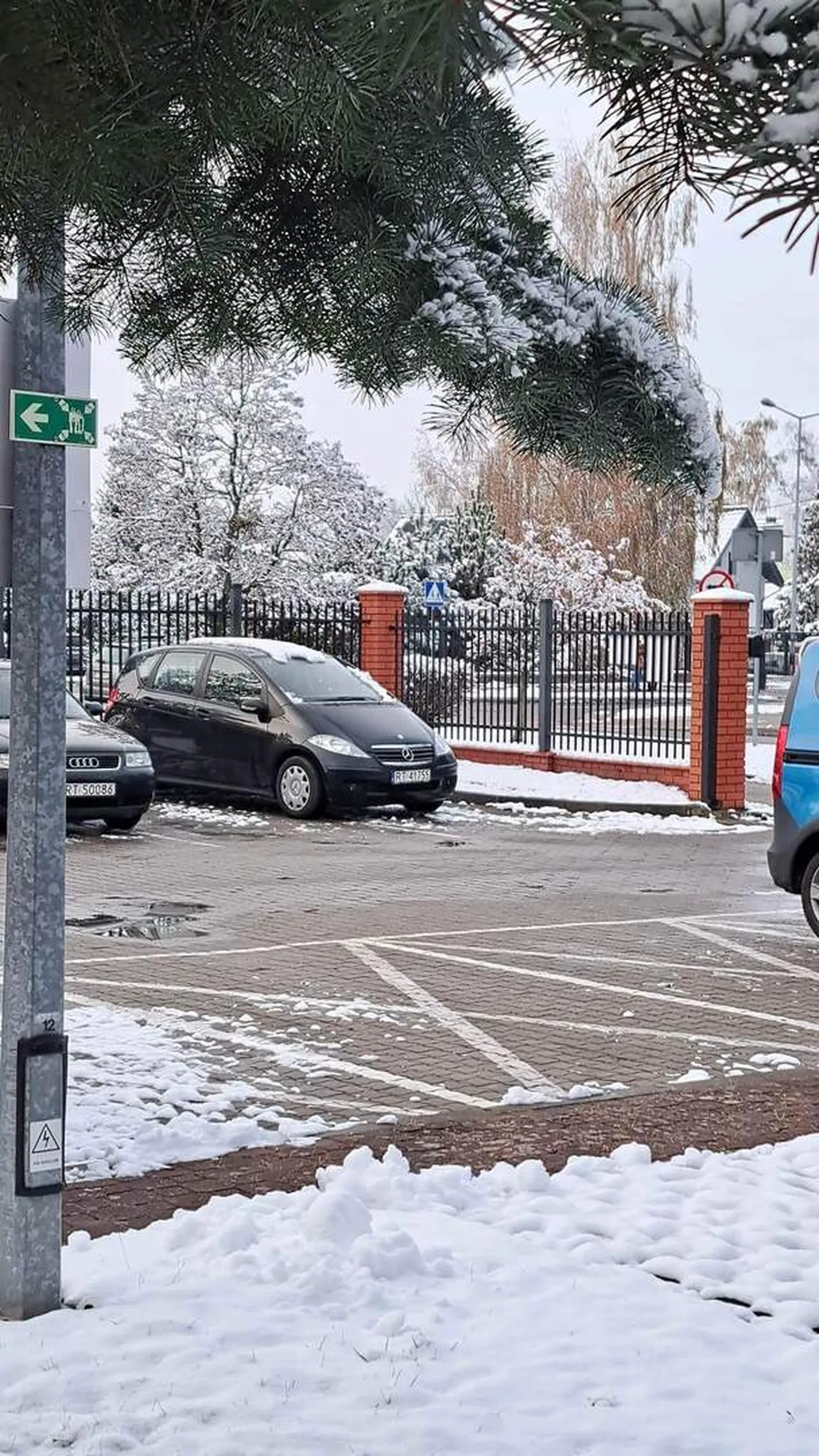 Jak można być tak samolubnym i zajmować dwa miejsca, nie pozdrawiam ;))