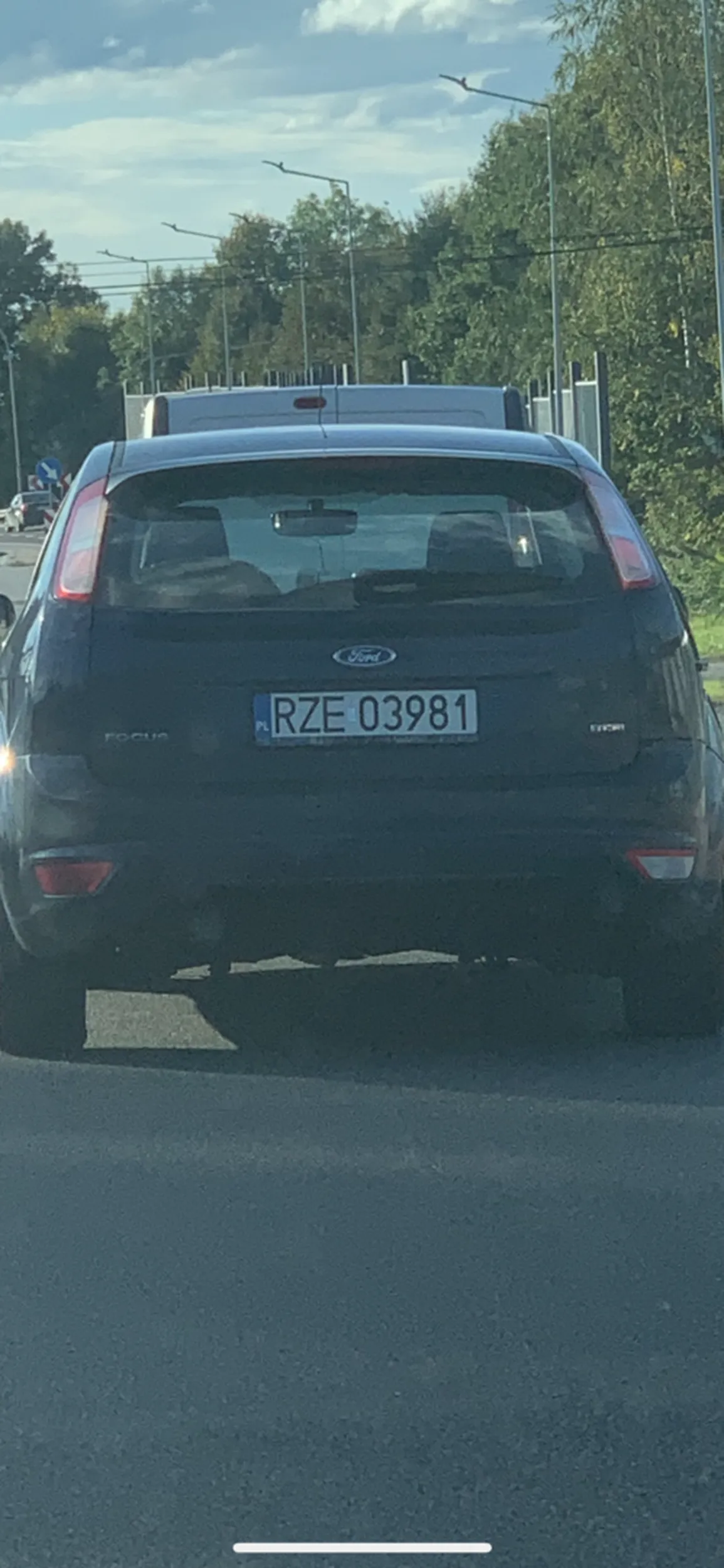 Kobieta bez wyobraźni … przy wyprzedzaniu jej ,  ona przyspiesza by uniemożliwić wyprzedzenie … uważajcie