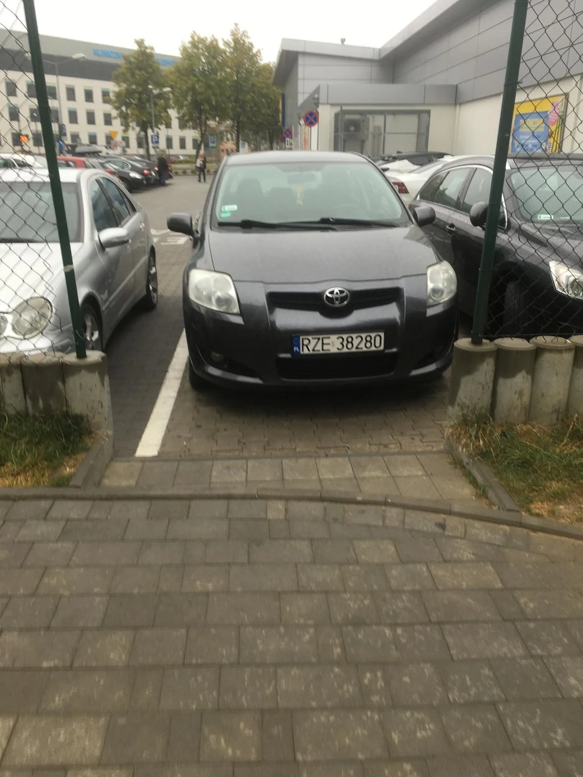 Kierowca bez mózgu. Parkuje w niedozwolonym miejscu, na wprost przejścia dla pieszych zmuszając ludzi do przeciskania się między lusterkami samochodów i rysowania prawidłowo zaparkowanego samochodu obok! Przez takie ofermy nasze samochody wyglądają jak wyglądają… niestety!