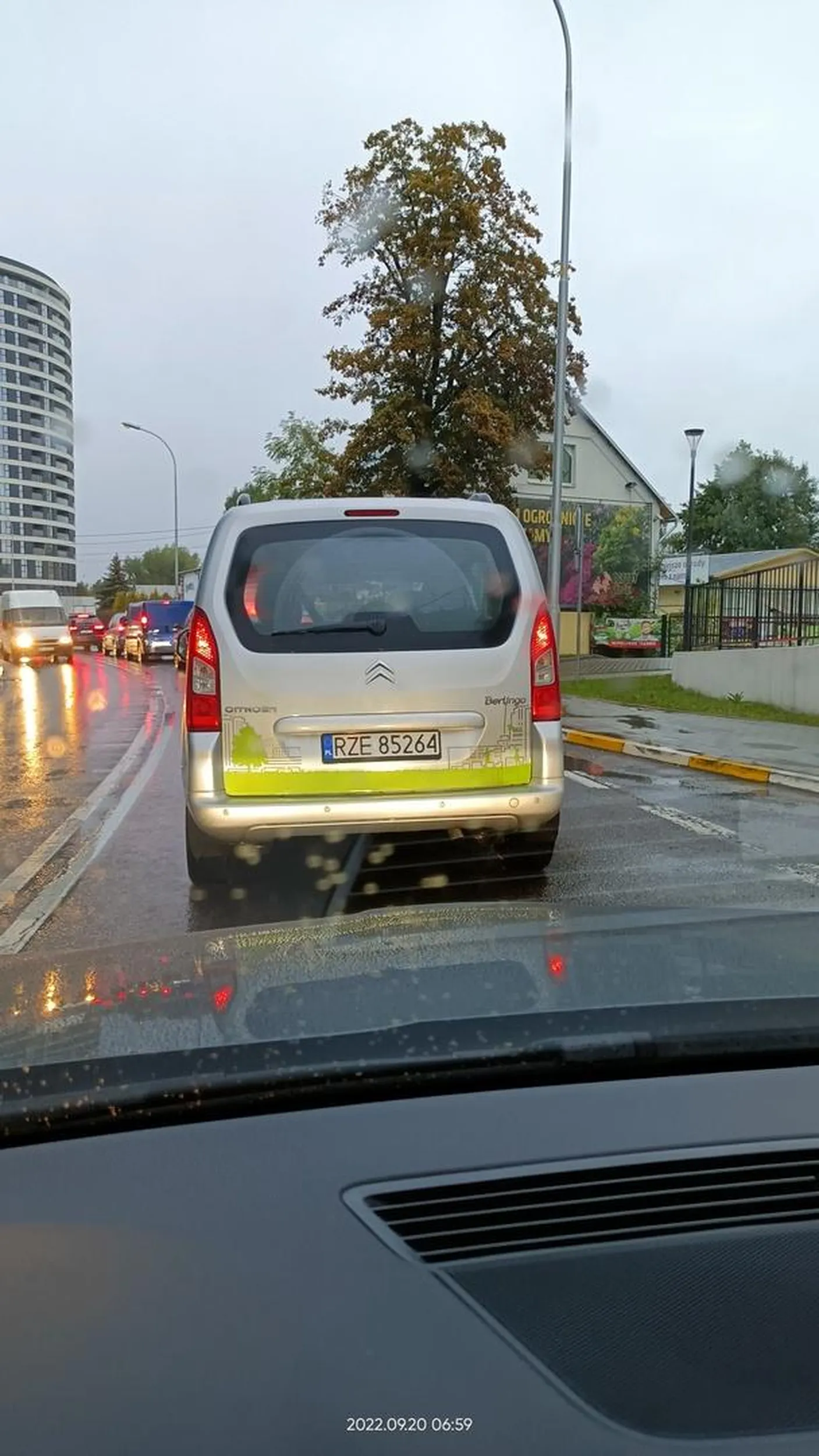 Tempy CH** na chama włącza się do ruchu. Ledwo wyhamowałem jak wyjechał z podporządkowanej. Nawet nie zwolnił żeby się rozejrzeć.