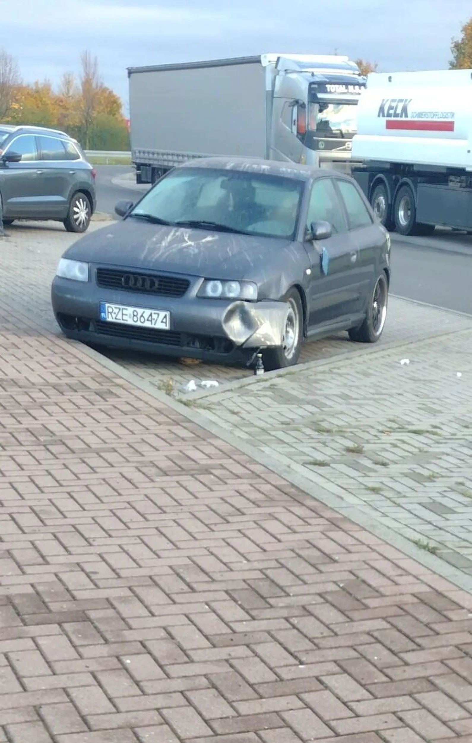 Wygląda na porzucony, Parkplatz Geiseltal Süd https://maps.app.goo.gl/jJw9CDtVZ5NrgMZC9