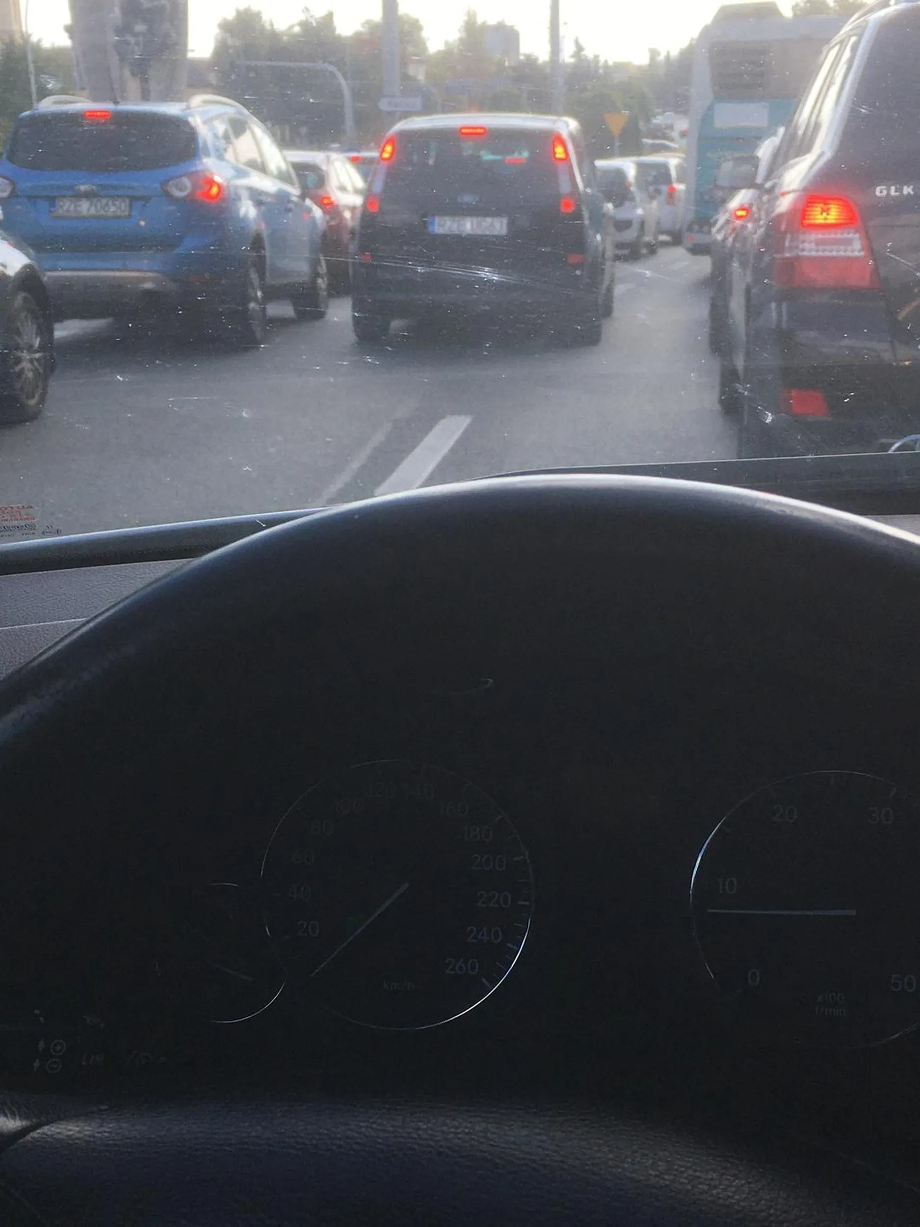 Radzę pani zwolnić trochę w tym slalomie między samochodami na Marszałkowskiej przed rondem przy galerii Rzeszów, bo przy zmianie pasa przeszła pani na centymetry! Gdybym nie zahamował, miałbym wgniecony zderzak i błotnik! Potem też na trzeciego między dwa samochody, byle o jeden samochód do przodu. Trochę rozsądku za kierownicą i ostrożności!