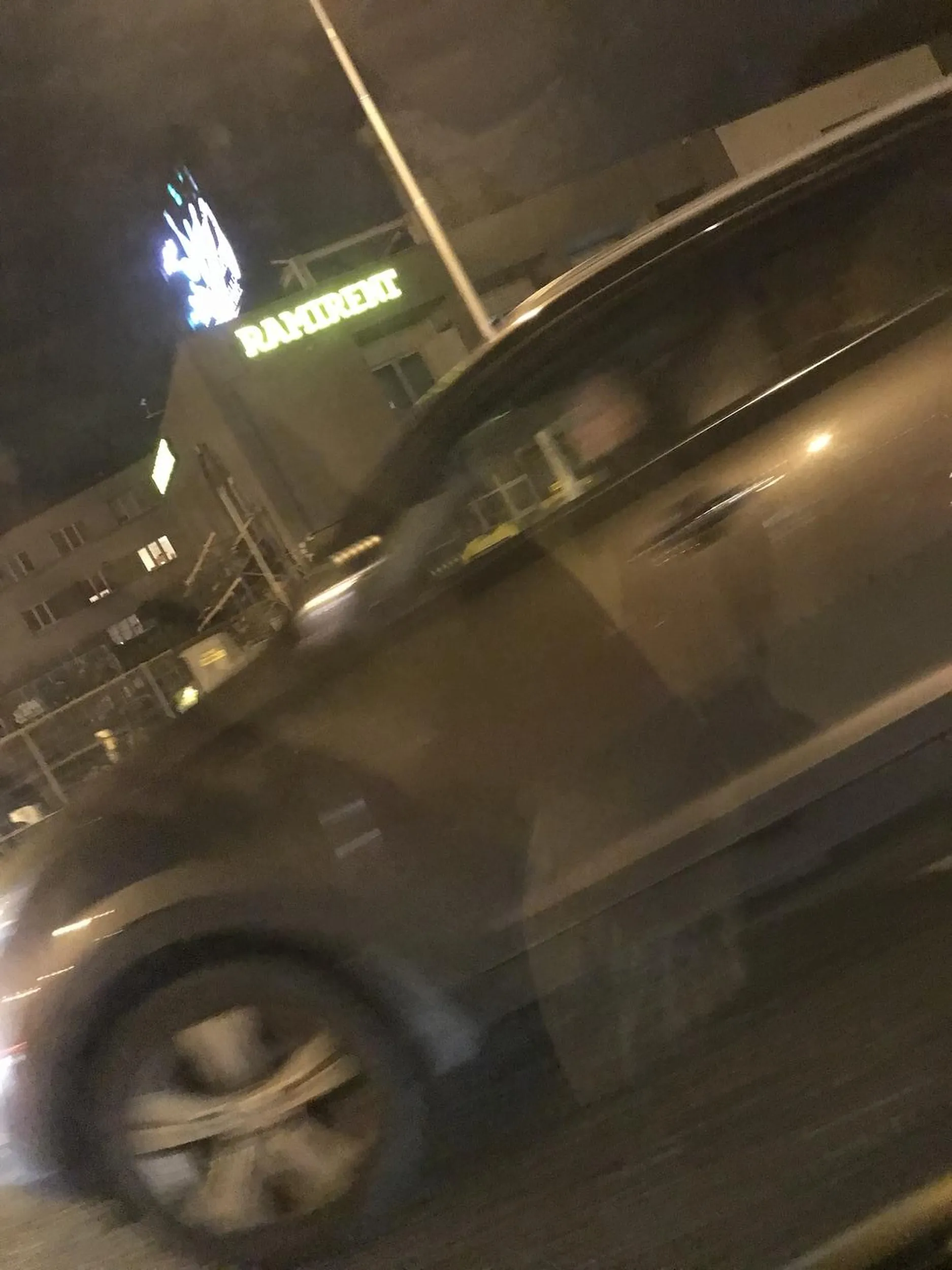 W trakcie jazdy po mieście wyrzucił niedopaloną fajkę w posadzone kwiaty przy drodze (Rzeszów, ul. Powstańców Warszawy)