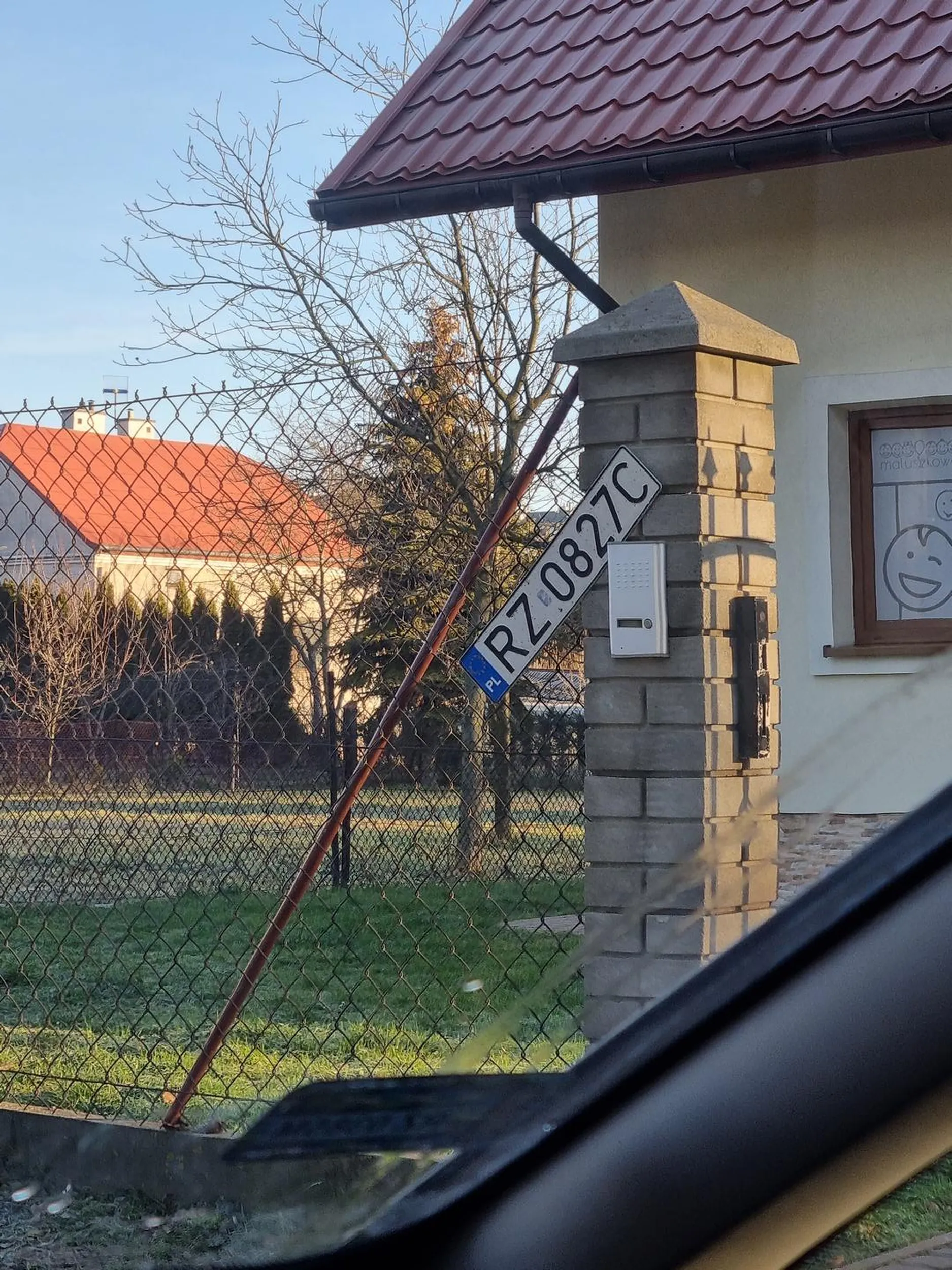 Tablica leży przy żłobku maluszkowo na strzelniczej