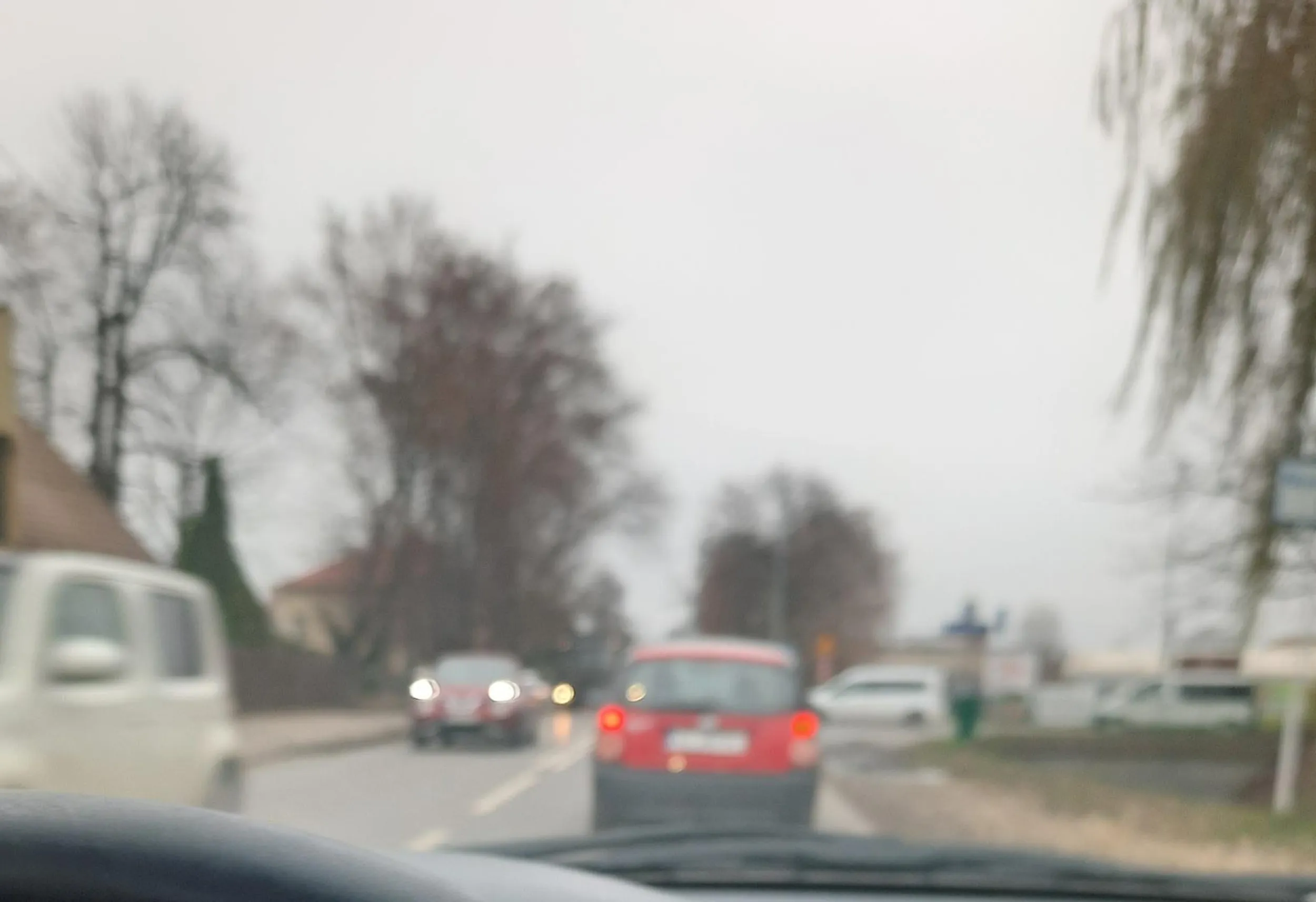 Używanie telefonu podczas jazdy to jedno stwarzanie zagrożenia na drodze poprzez nieuzasadnione hamowanie to drugie nie może wstawić mi się nagranie za duży plik ale na stop cham już wysłane półgłówek żeński za kółkiem