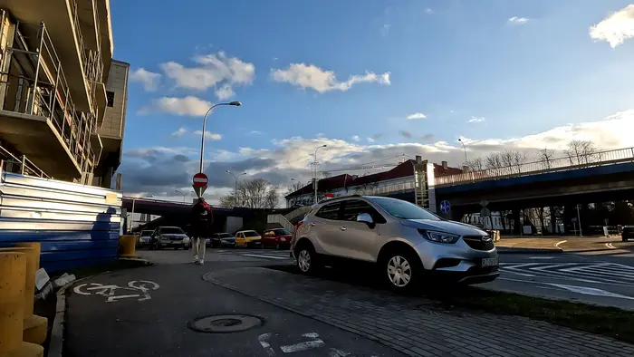 Typ niszczy trawnik w centrum miasta, w płatnej strefie parkowania, aby tylko nie zapłacić za postój swoją kolumbryną. Ciekawe czy swoje podwórko też tak bezpardonowo niszczy.