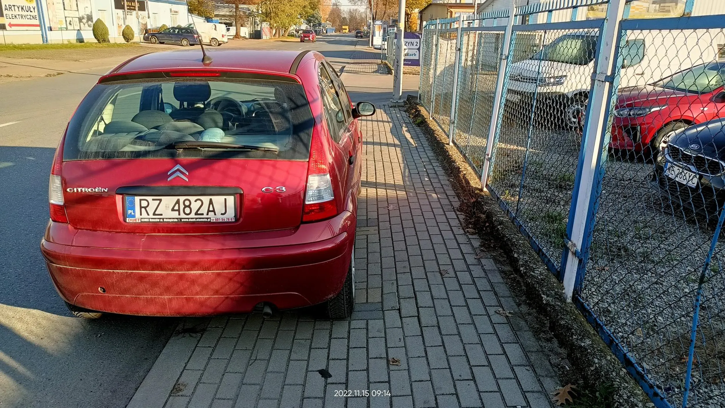 Ciekawe kiedy lusterko odpadnie.