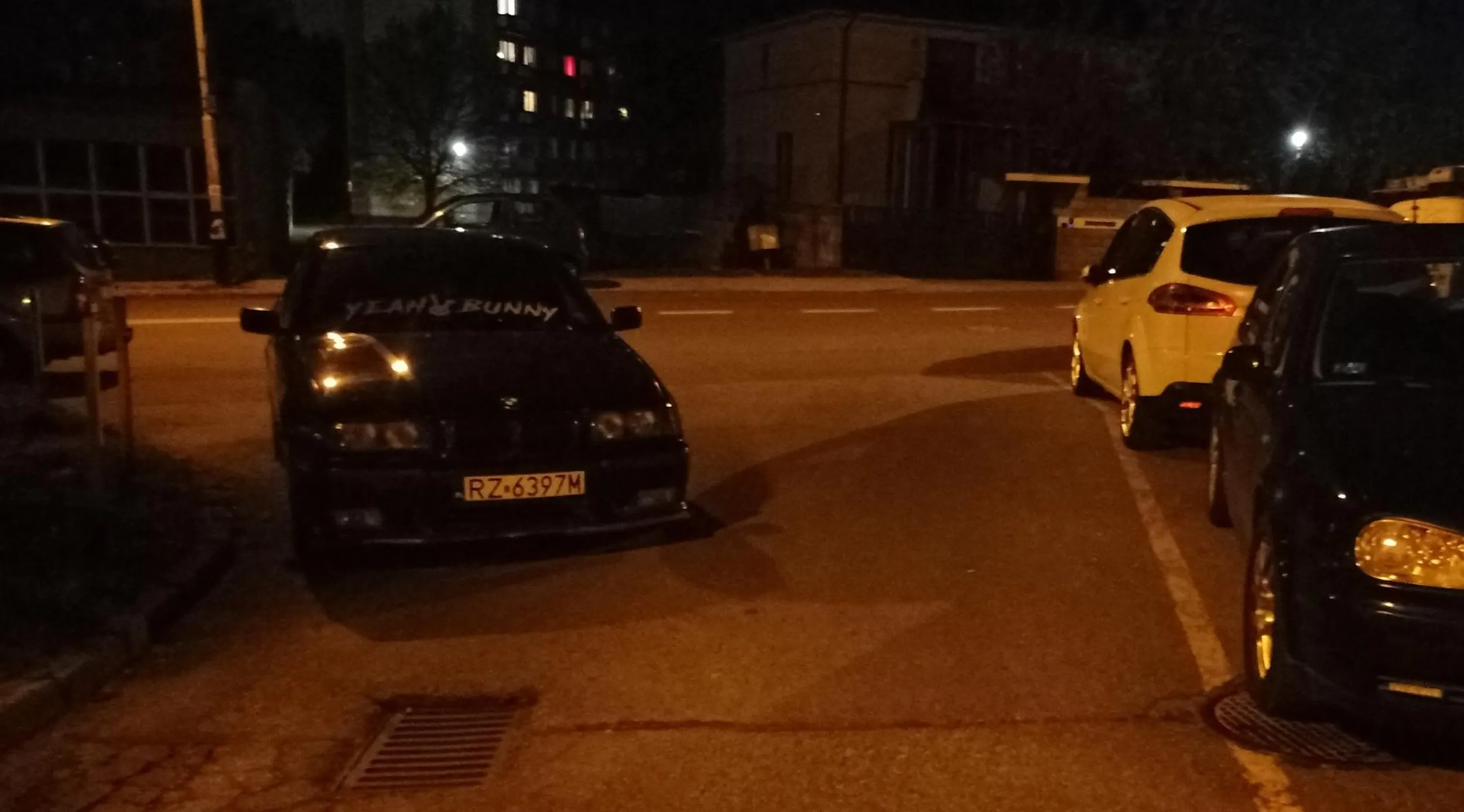 BMW i wszystko jasne. Kierowca postanowił sobie zaparkować tak aby było mu wygodnie, nie zwracając na to że zablokowal wjazd/wyjazd z parkingu dla 30 osób.