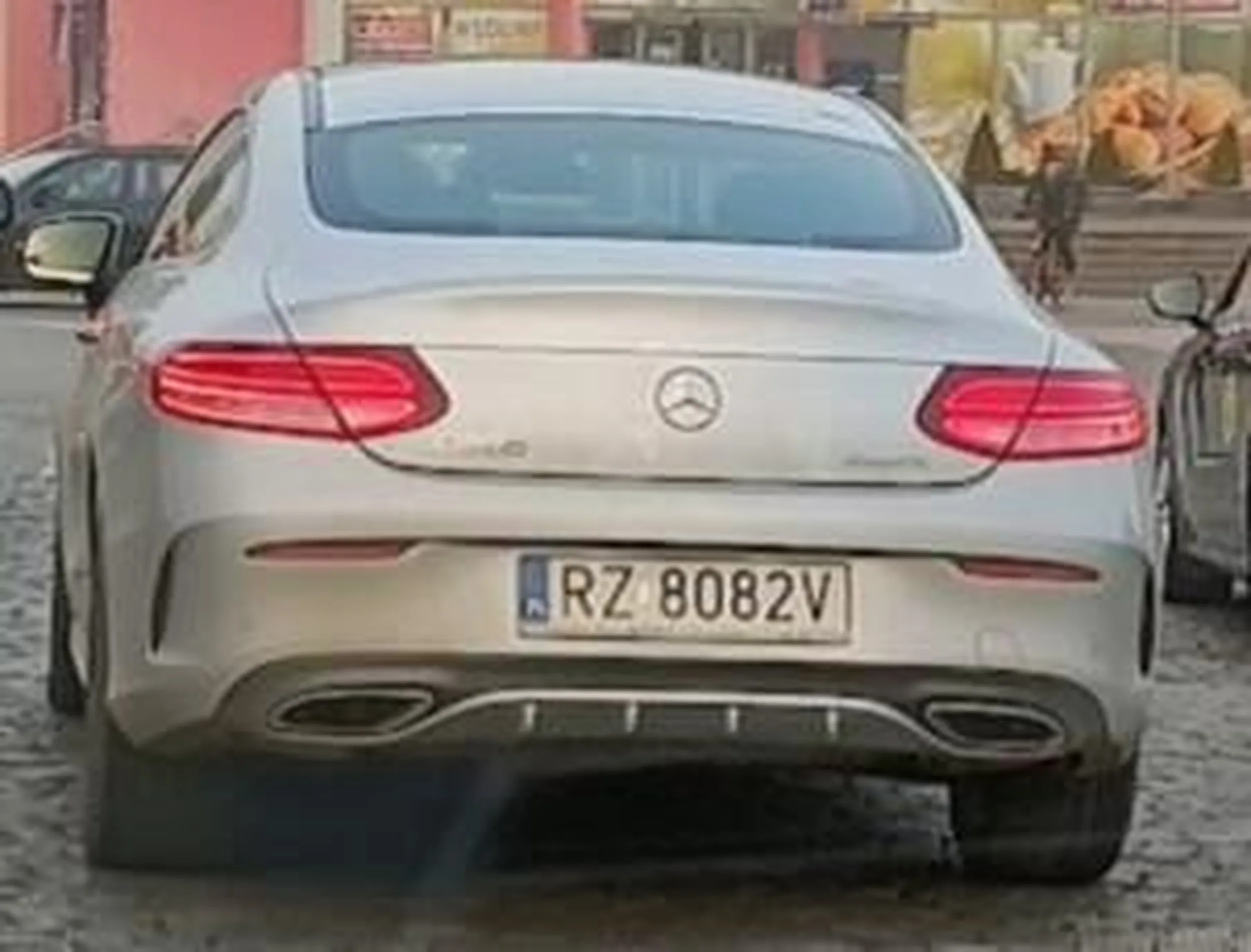 Tempy babsztyl omija stojące samochody, wymuszając pierwszeństwo na jadących z naprzeciwka.