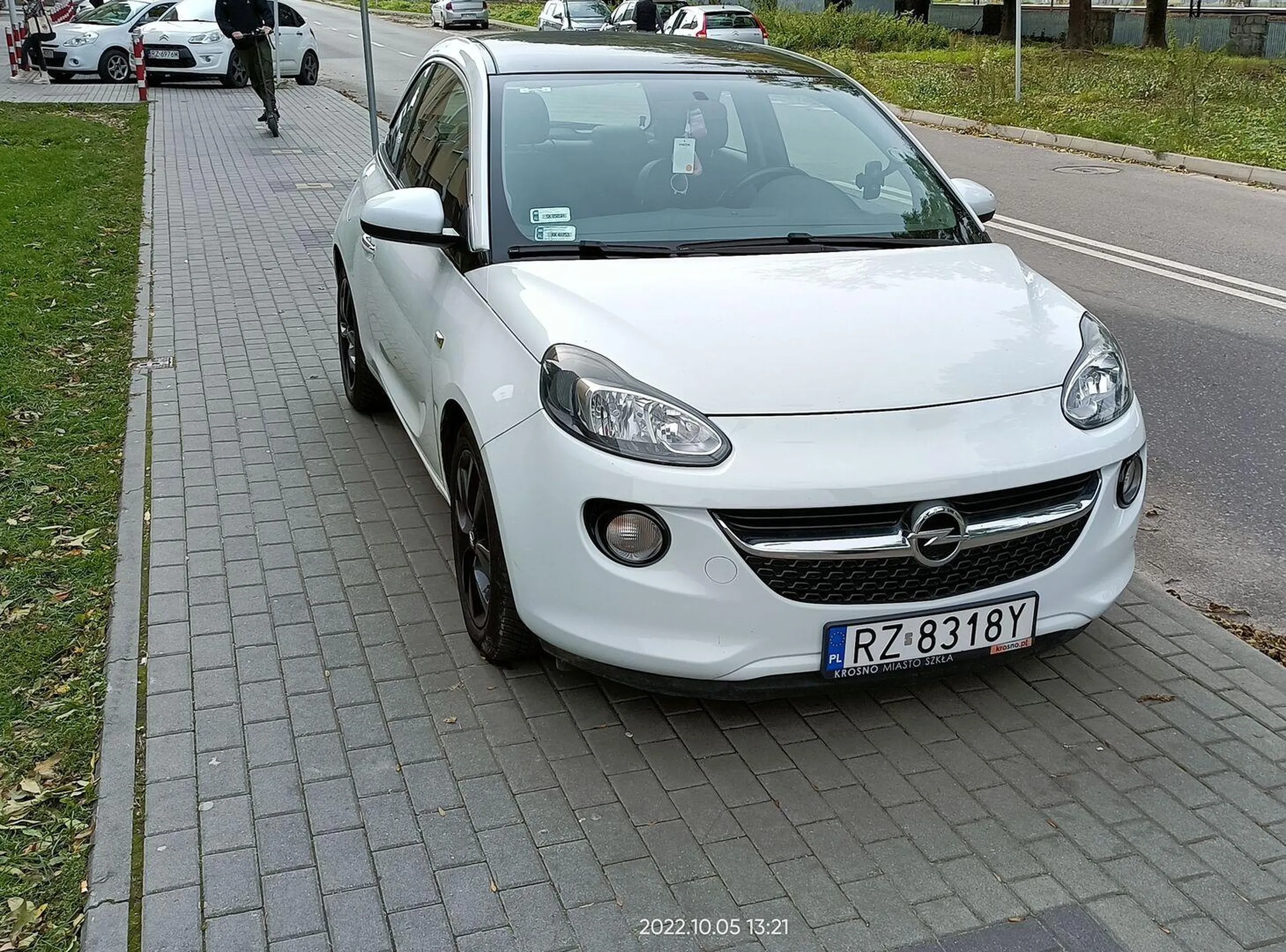 W promieniu 100 m, wolnych co najmniej kilka miejsc parkingowych (nawet widać w tle na zdjęciu), ale cipusia musiała się rozwalić na chodniku.