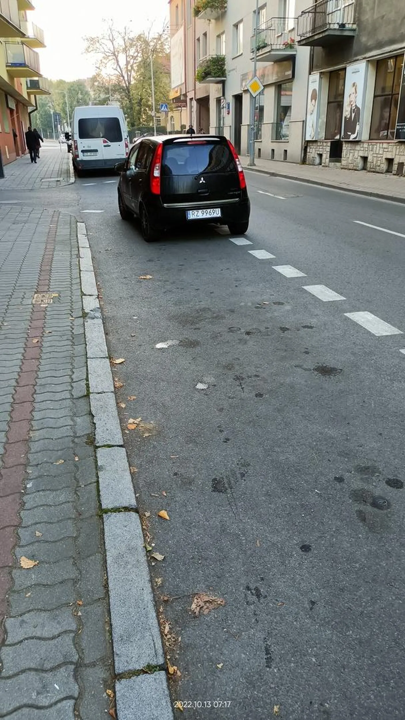 Taki wielki, że się zmieścić nie może. Żeby było jasne nikt tu nie stał, jak koleś parkował.
