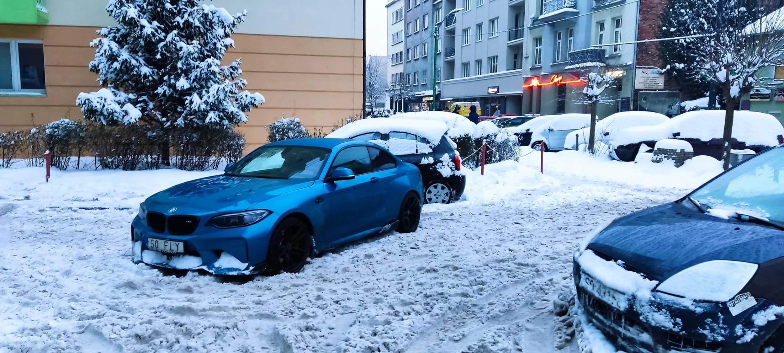 Zostawione auto na środku wjazdu na drogę osiedlowa do budynków Małachowskiego 13 i 15... Ludzie się nieźle nakręcili autami żeby baware wyminąć, wstyd  jak się nie umie jeździć zimą to wie zostawia auto a jeździ komunikacja...