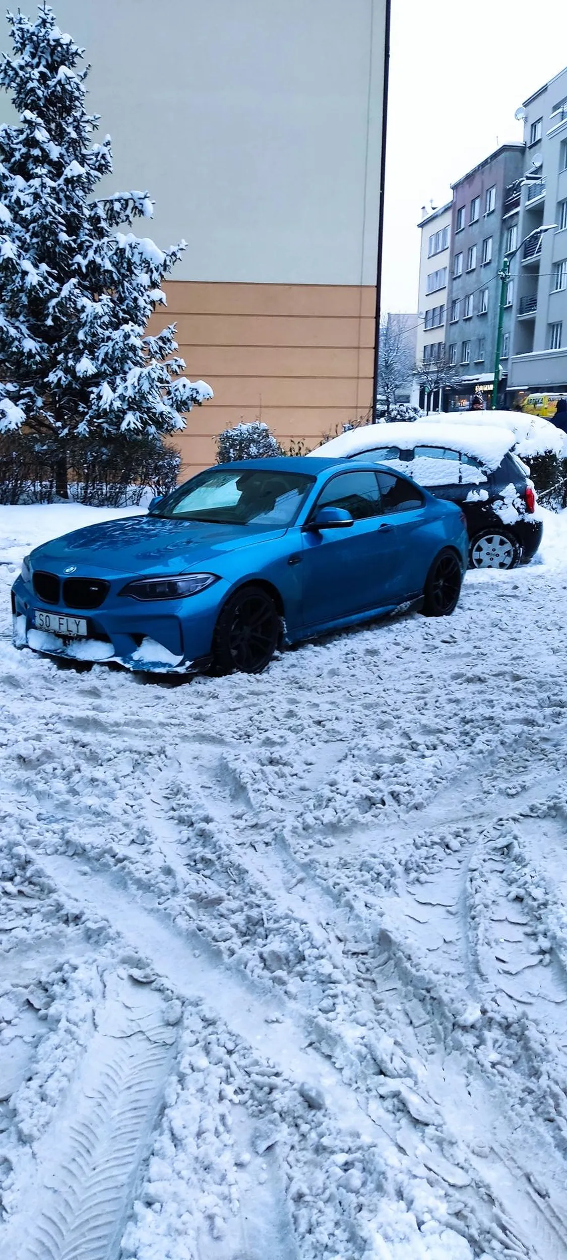 Zostawione auto na środku wjazdu na drogę osiedlowa do budynków Małachowskiego 13 i 15... Ludzie się nieźle nakręcili autami żeby baware wyminąć, wstyd  jak się nie umie jeździć zimą to wie zostawia auto a jeździ komunikacja...