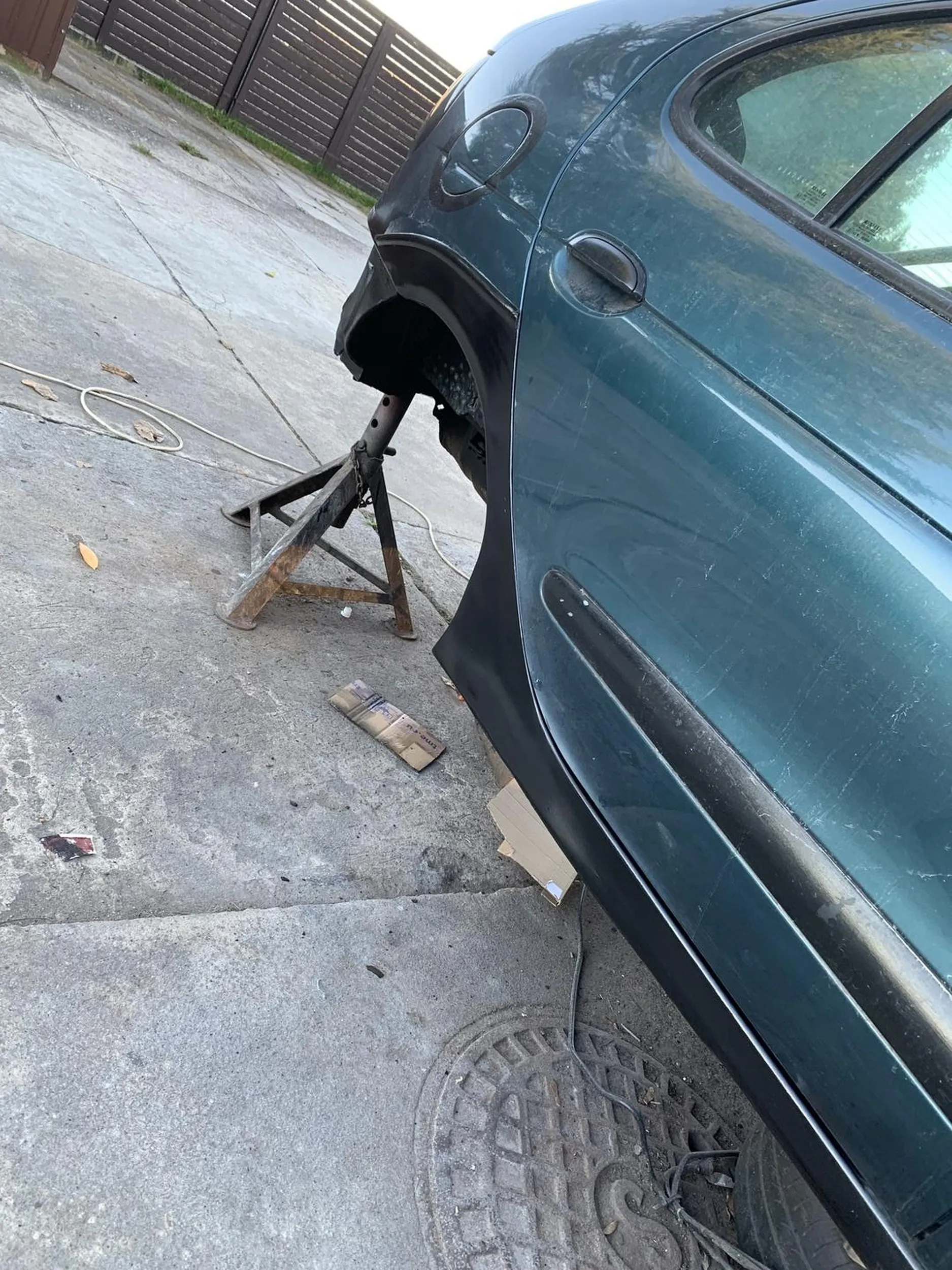 zona wlasciciela chciala ode mnie 50zl za zrobienie tego zdjecia bo wg niej za fotografowanie cudzego samochodu sie placi, moze nie stac na paliwo