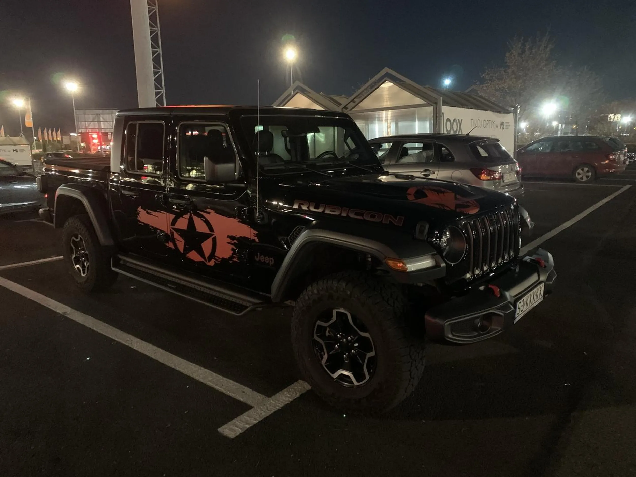 zona wlasciciela chciala ode mnie 50zl za zrobienie tego zdjecia bo wg niej za fotografowanie cudzego samochodu sie placi, moze nie stac na paliwo