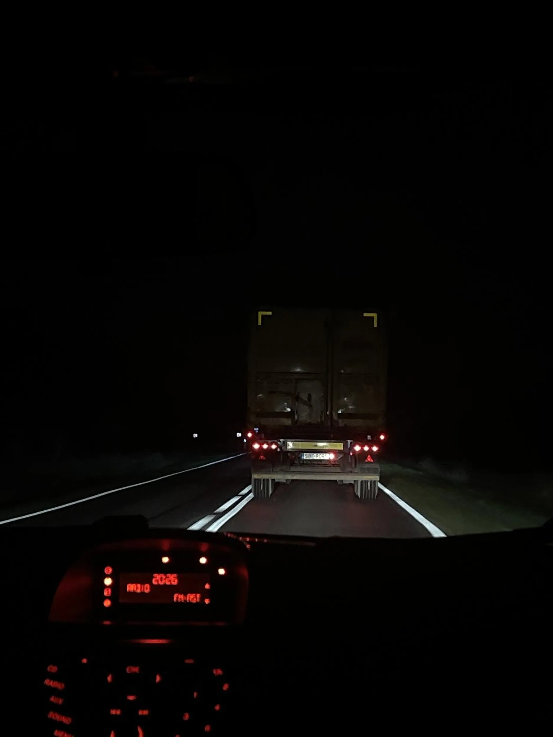 Kierowca niepoważny!!!! Wyprzedza ciężarówką na czołówkę a potem tamuje ruch . Trochę rozumu!