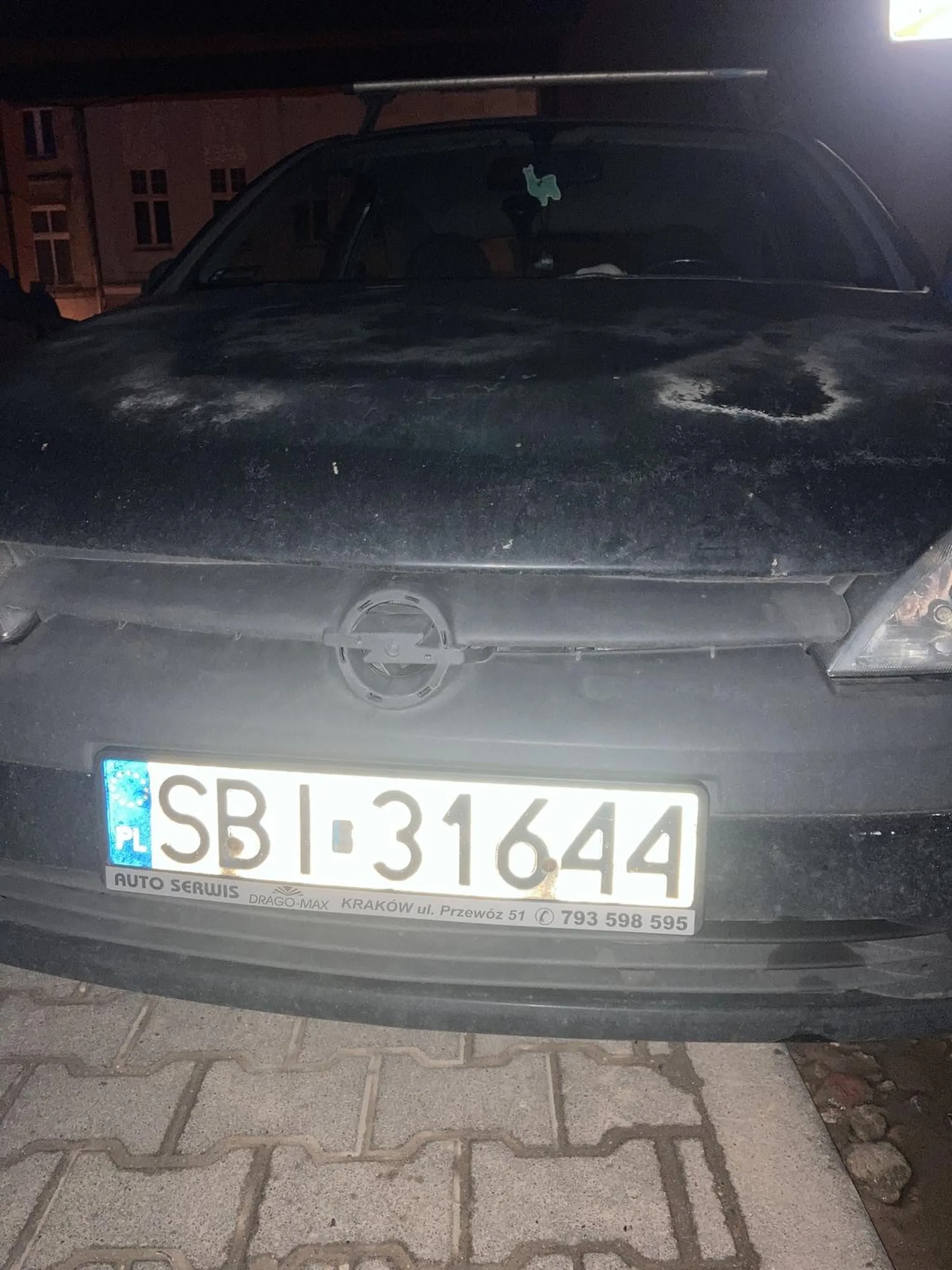 Brawa dla mongoła, zastawił dwa auta, poszedł wpizdu, nie odbiera telefonu, rozłącza połączenie, nie odpowiada na wiadomości, imprezuje w pobliskich klubach. Dodatkowo parkuje na prywatnym parkingu, gdzie nie jest upoważniony. Tymczasem ja od godziny nie mam jak wyjechać, a spieszę się do pracy.