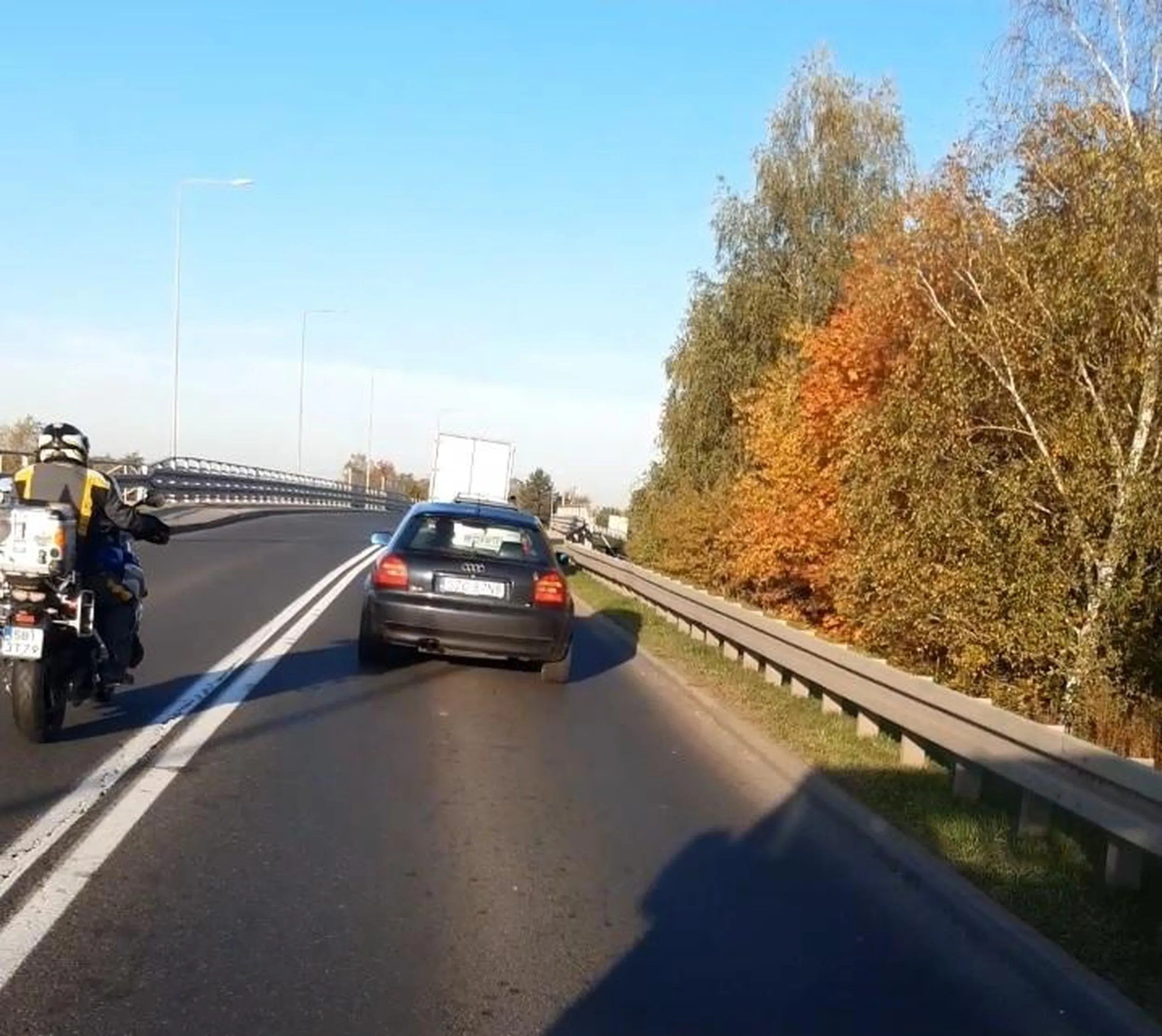 Zaistniała sytuacja miała miejsce dn 18.10.2022 w godzinach porannych na DW935 w miejscowości Żory. Dokładnie to na ul. Nowopszczyńskiej od strony Pszczyny , na dojeździe do ronda gdzie zbiegają się ulice Nowopszczyńska, Pszczyńska i Nad Rudą. W miejscu tym podczas największego natężenia ruchu standardowo tworzą się korki. Dwóch motocyklistów postanowiło wyprzedzić ciąg samochodów na podwójnej linii ciągłej.