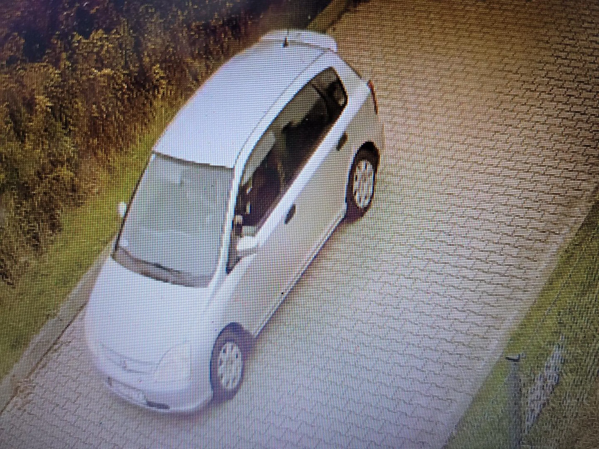 Srebrna honda Złodzieje. Szajka jeździ śledzi ludzi. Wybija szyby, okradają samochody w biały dzień. Możliwe, że tablice kradzione.