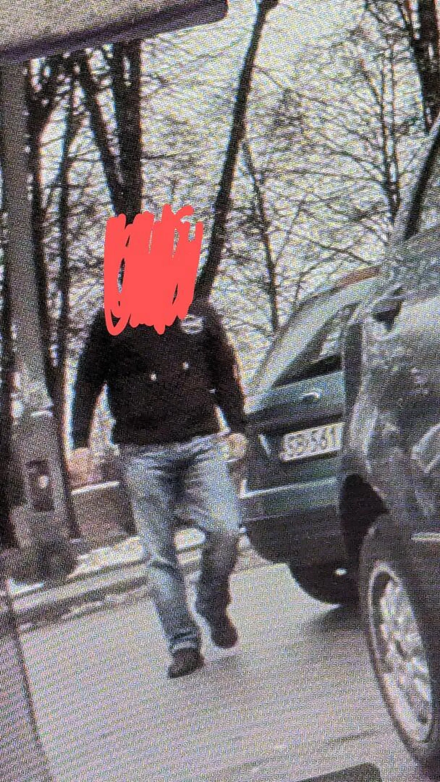 Straszny cham z kierującego tym autem, poszedł i zaczął wyzywać kierowcę i pasażera. Chciałby kultury, a sam jest z nią na bakier. Nie tędy droga kolego.