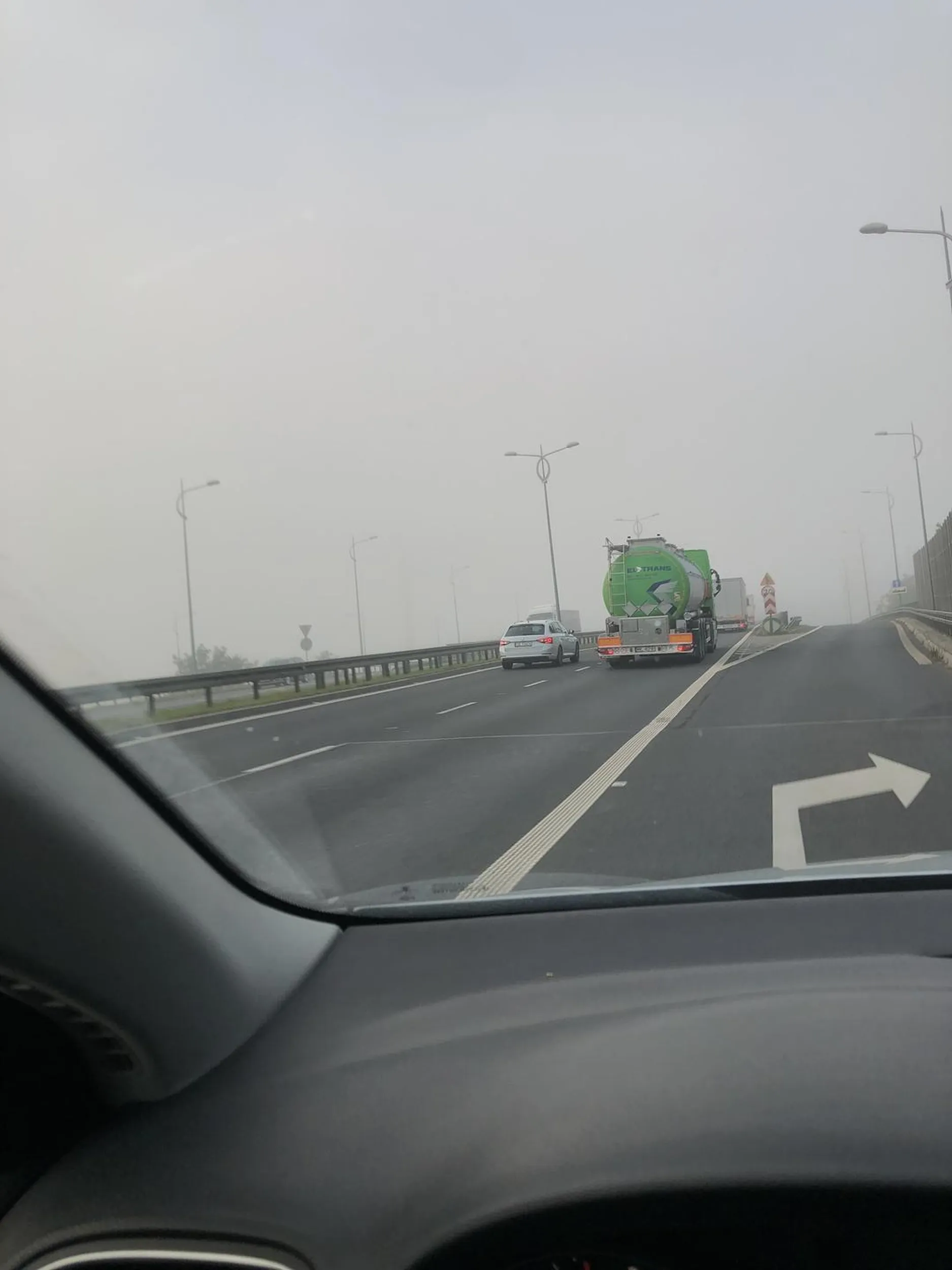 SZALENIEC! Jeździ agresywnie, korzysta z telefonu podczas jazdy, król lewego pasa, wymusza pierwszeństwo. Nie polecam. Buc i tyle