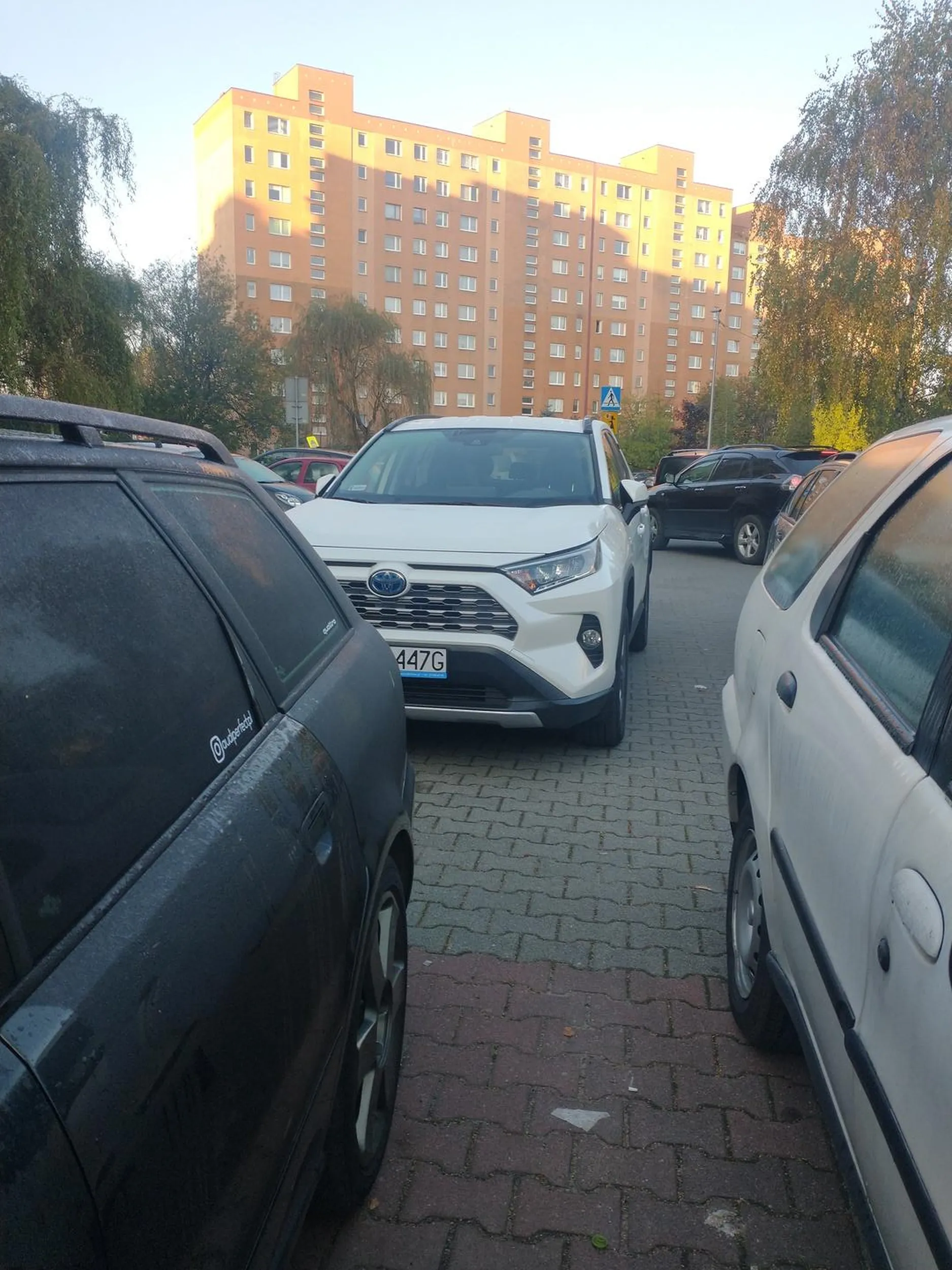 Baba zastawia ludzi na parkingu i znika na pół godziny