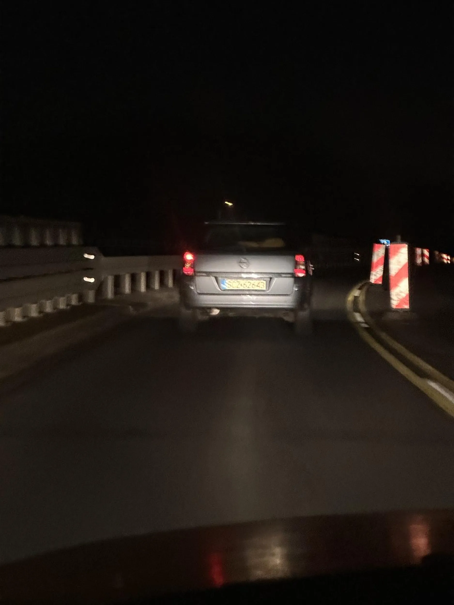 W porywach niecałe 40/h przez kilku kilometrową zwężkę z ograniczeniem do 50 wspaniałe przeżycie ze sznureczkiem samochodów za tym kierowcą